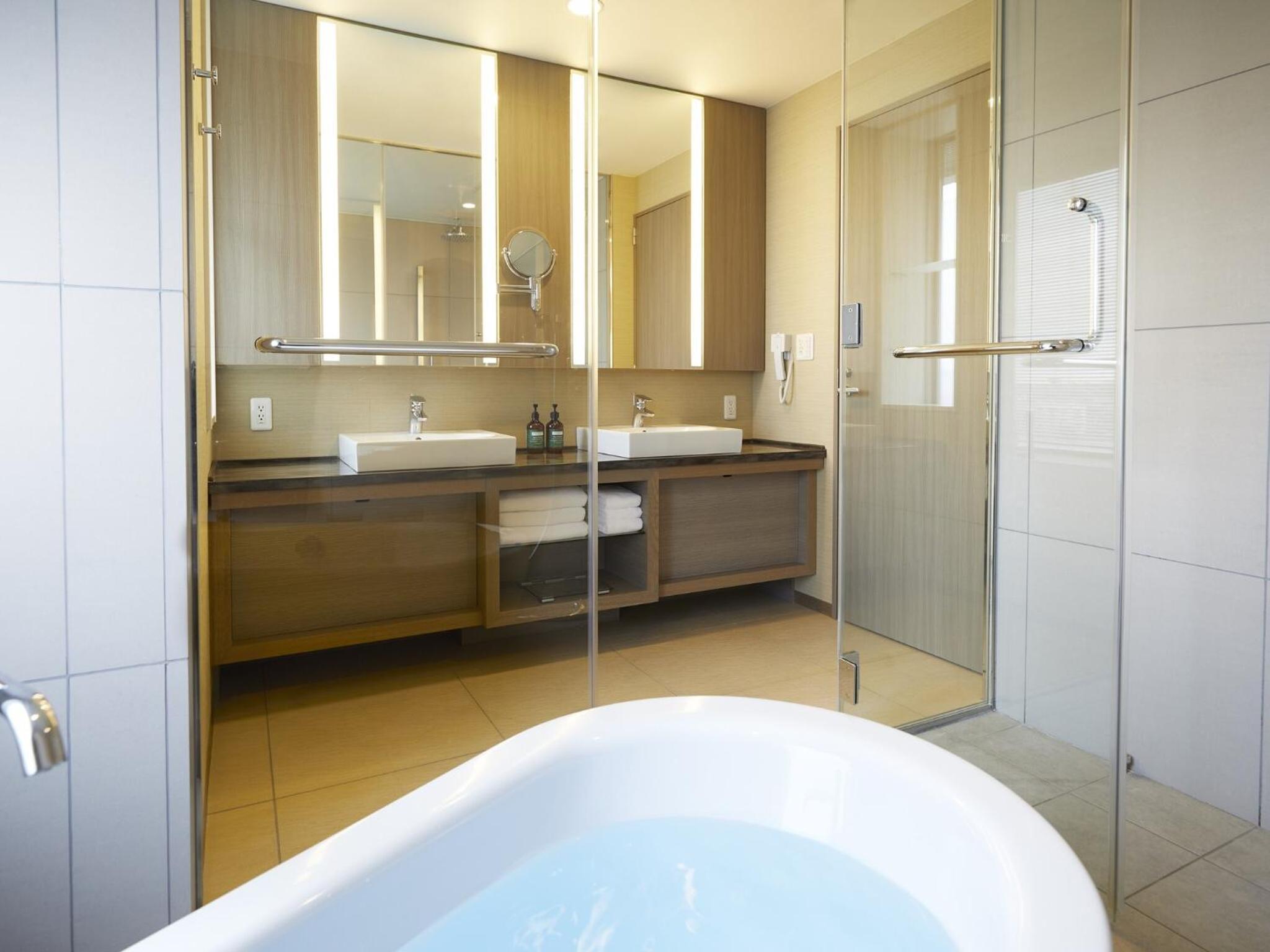 Junior Suite with Two Double Beds and Balcony - Photo 3