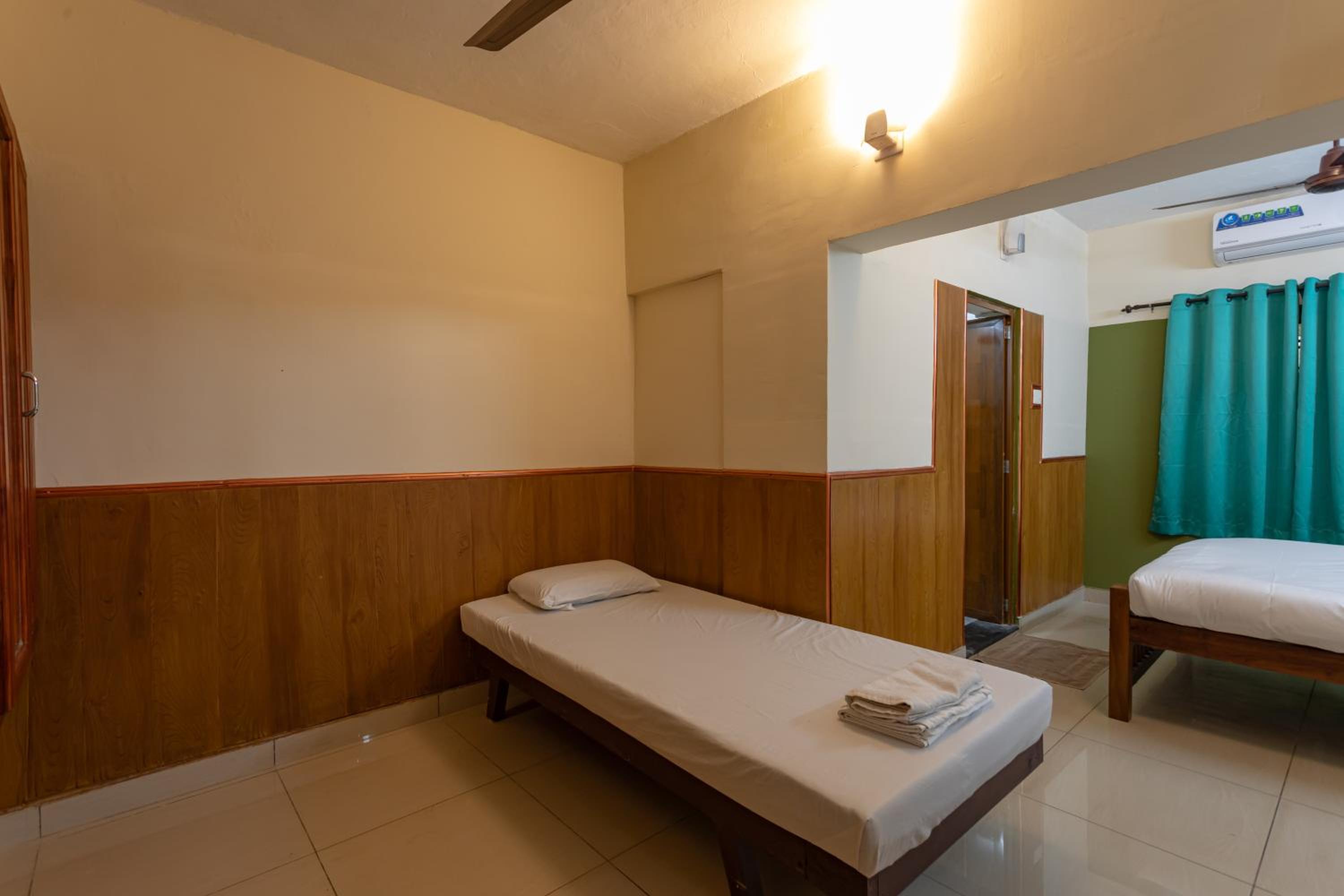 Triple Room with Bathroom - Photo 2