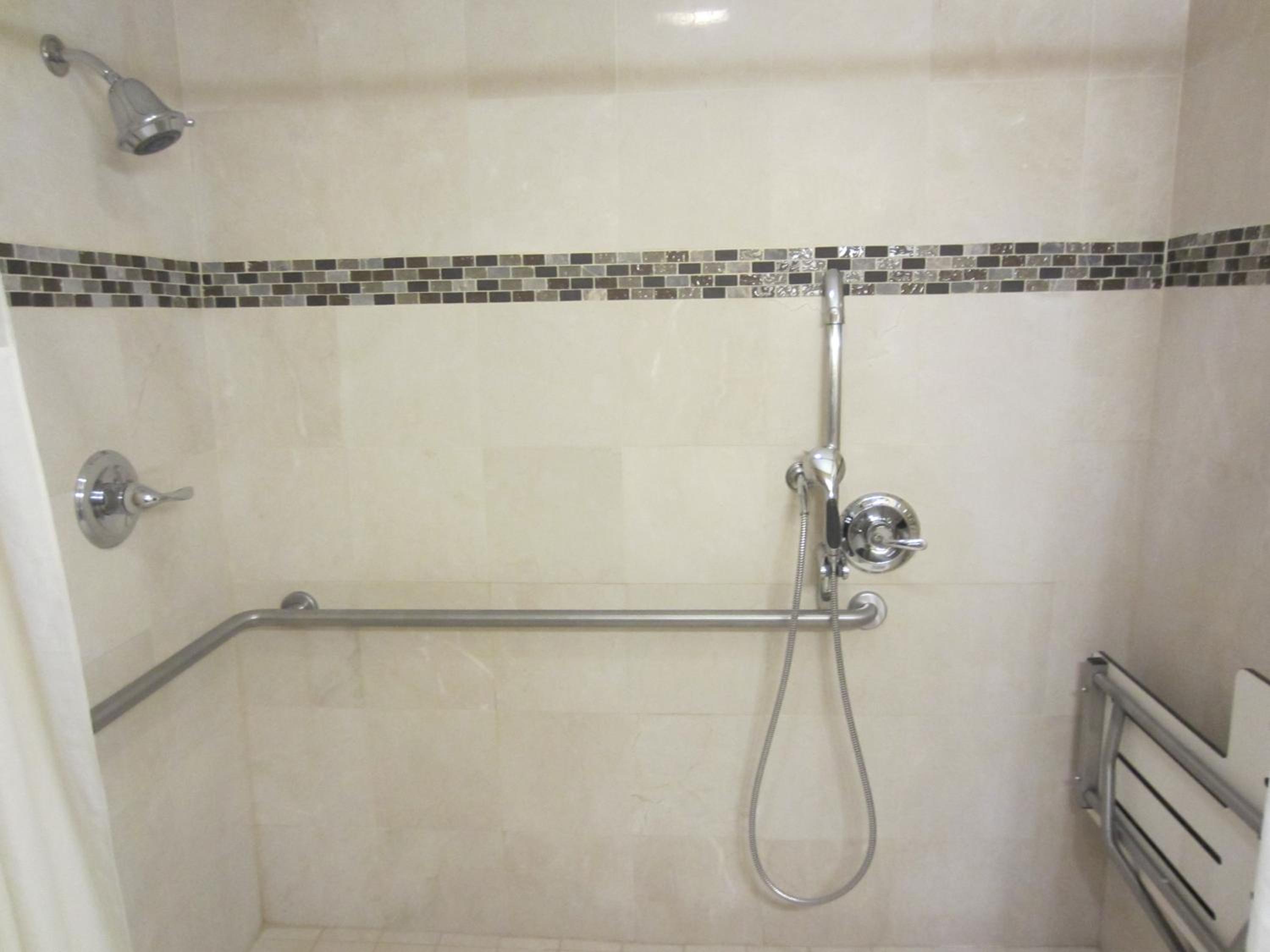 Queen Room with Roll-In Shower - Disability Access/Non-Smoking - Photo 2