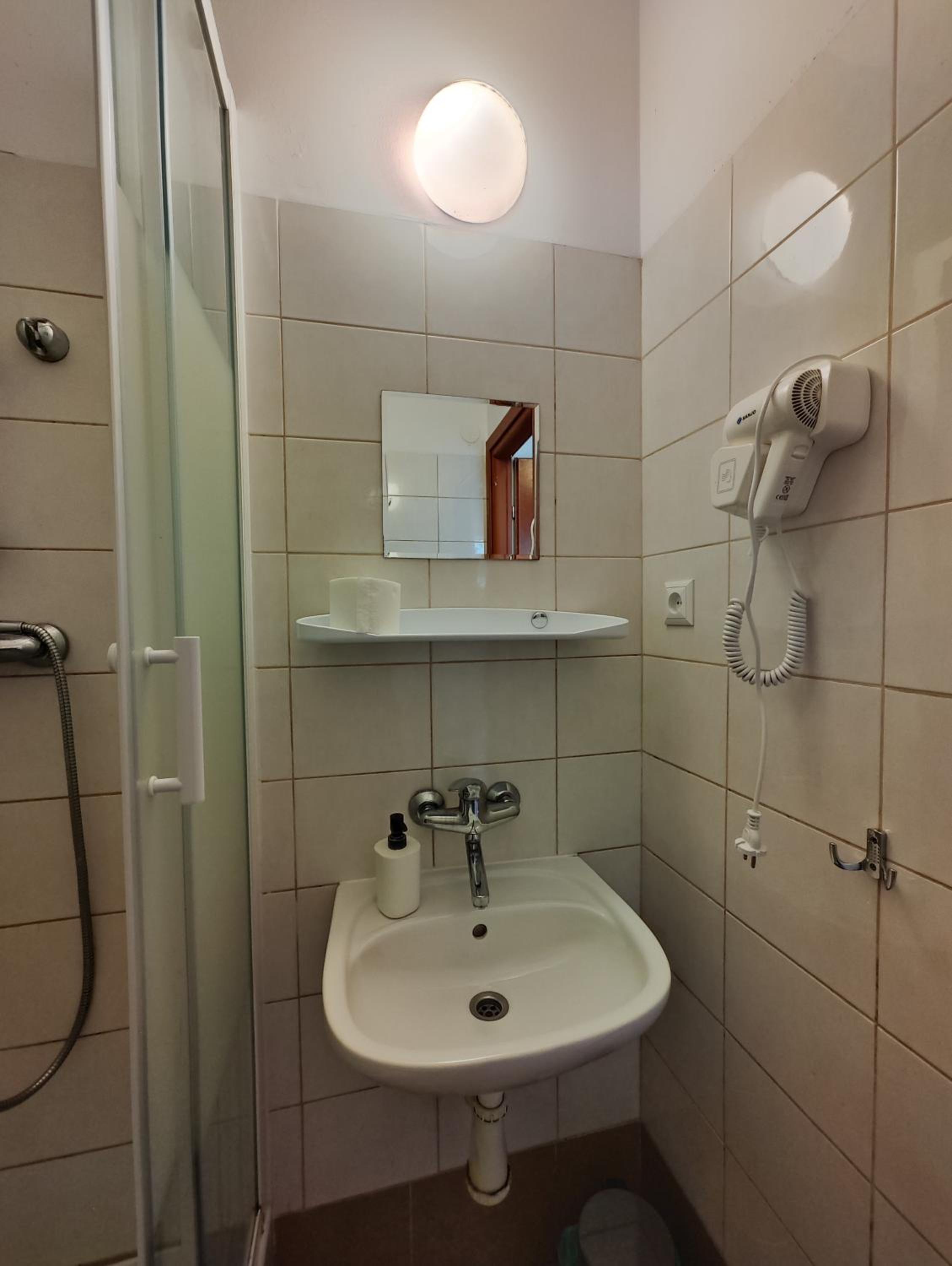 Triple Room with Private Bathroom - Photo 3