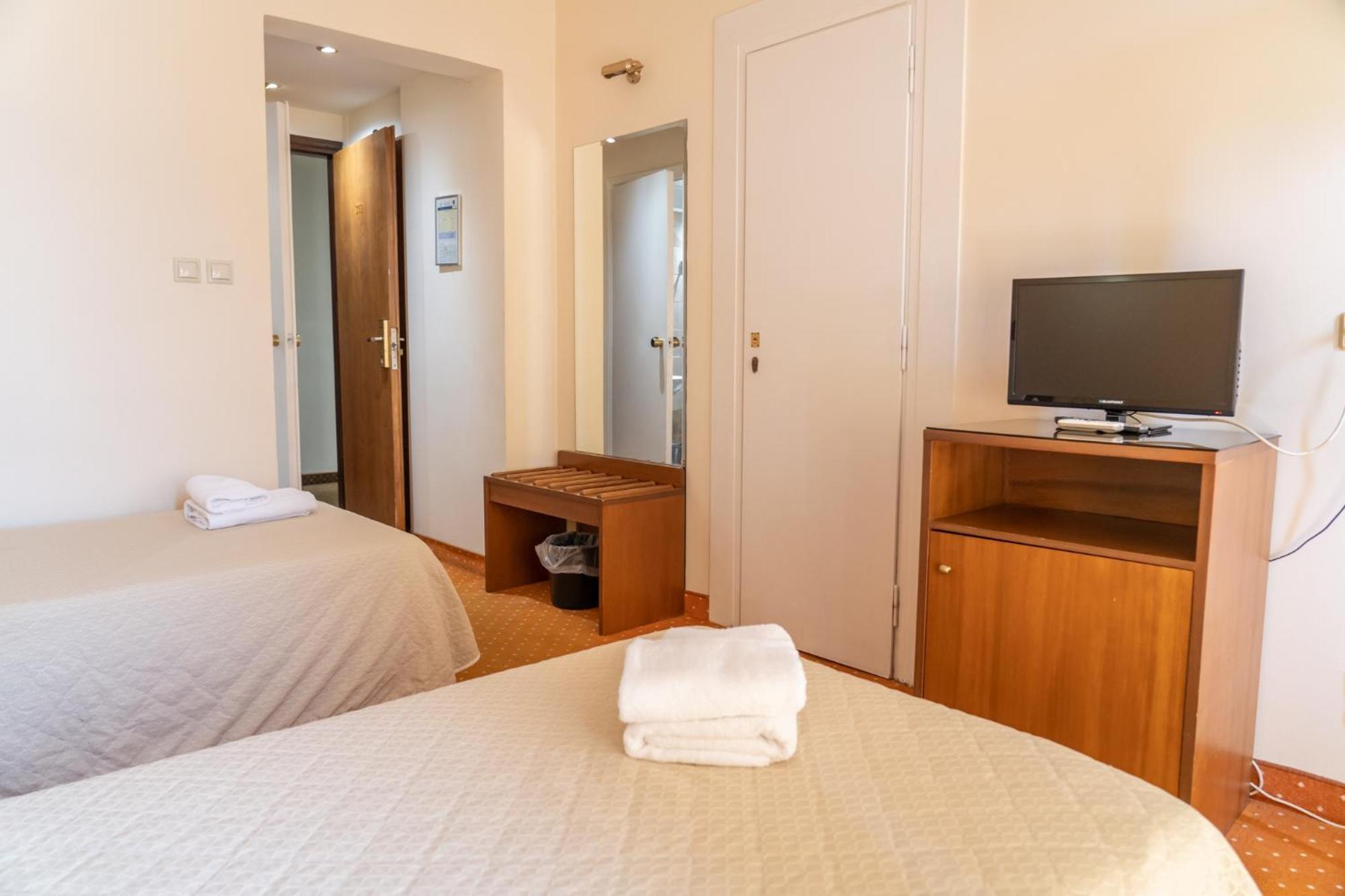 2 Twin Rooms with Interconnecting Door