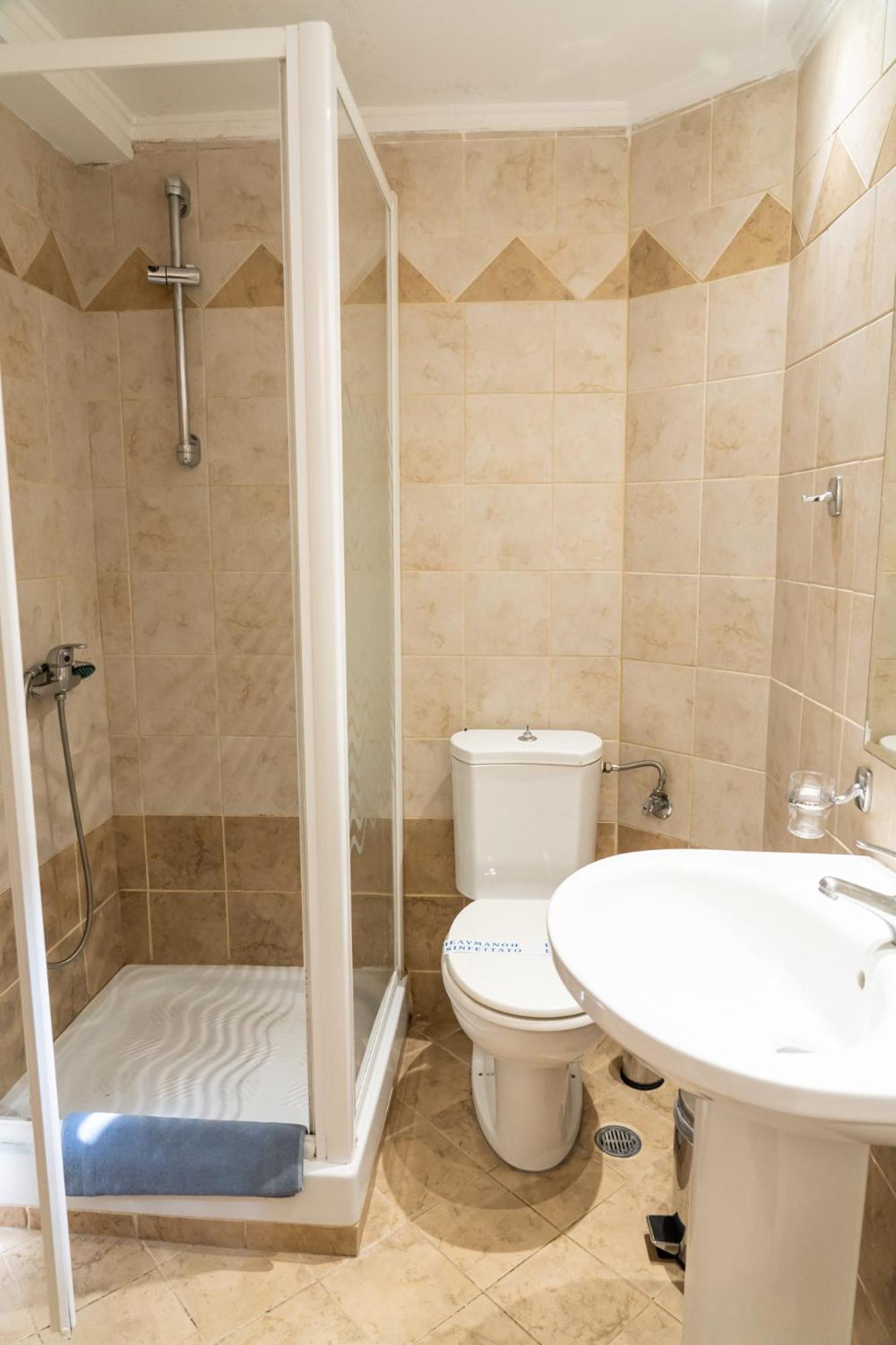 Double or Twin Room with Extra Bed photo 3