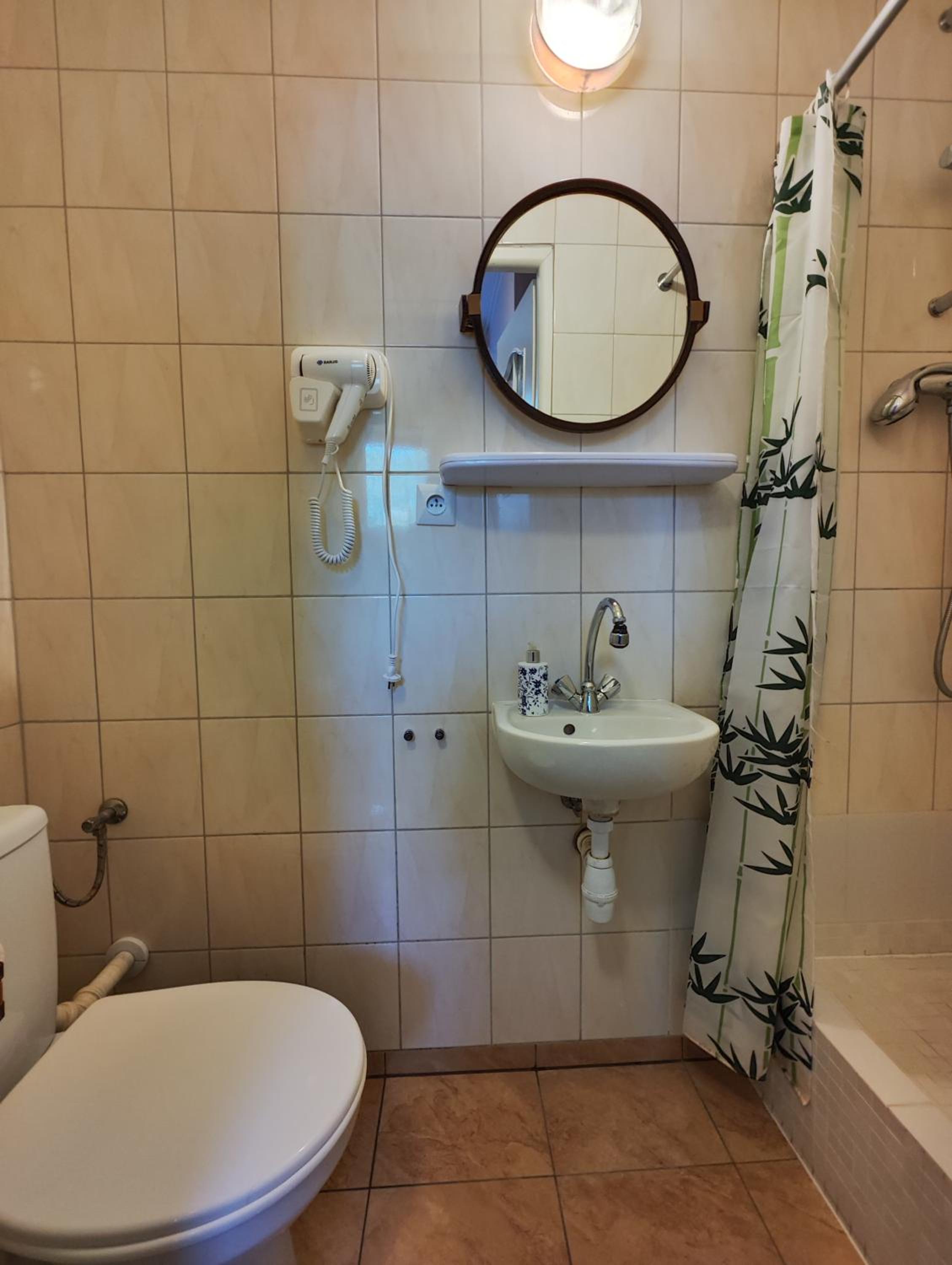 Single Room with Bathroom photo 3
