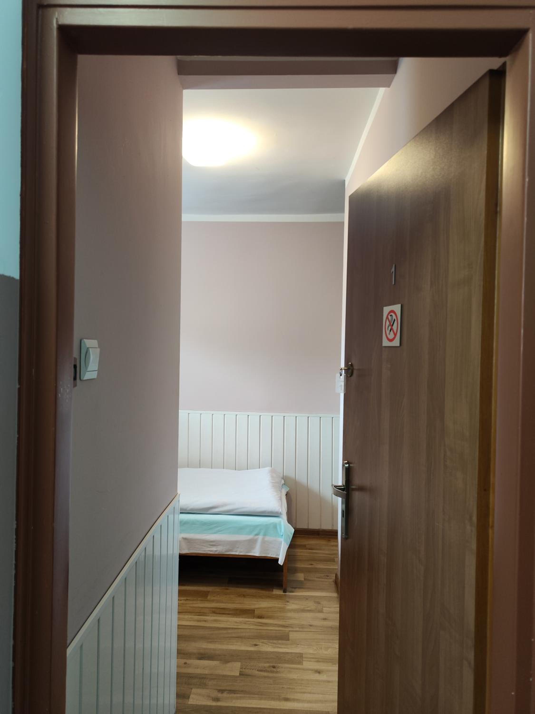 Single Room with Bathroom photo 1
