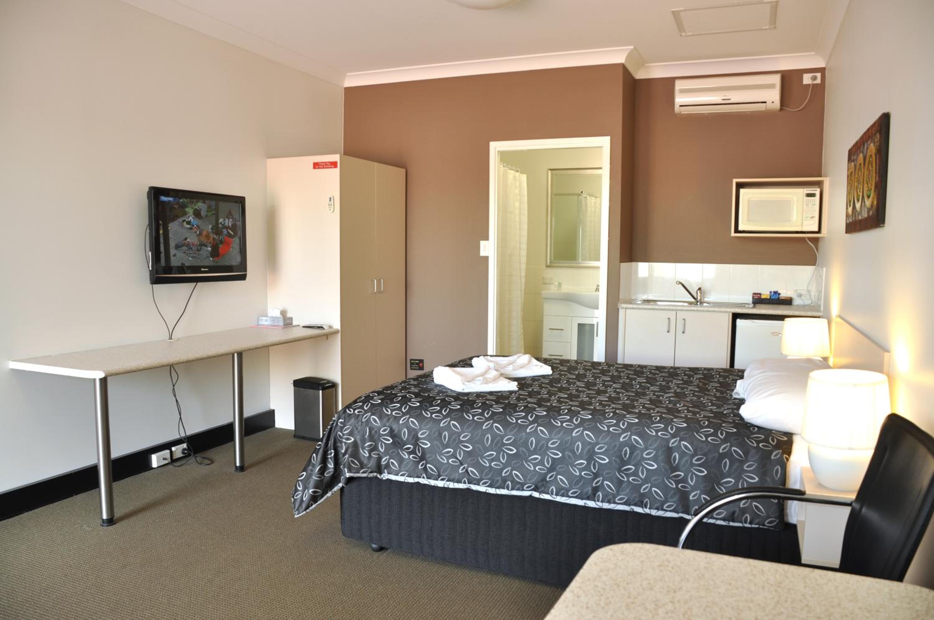 Deluxe Queen Room with Spa Bath photo 2