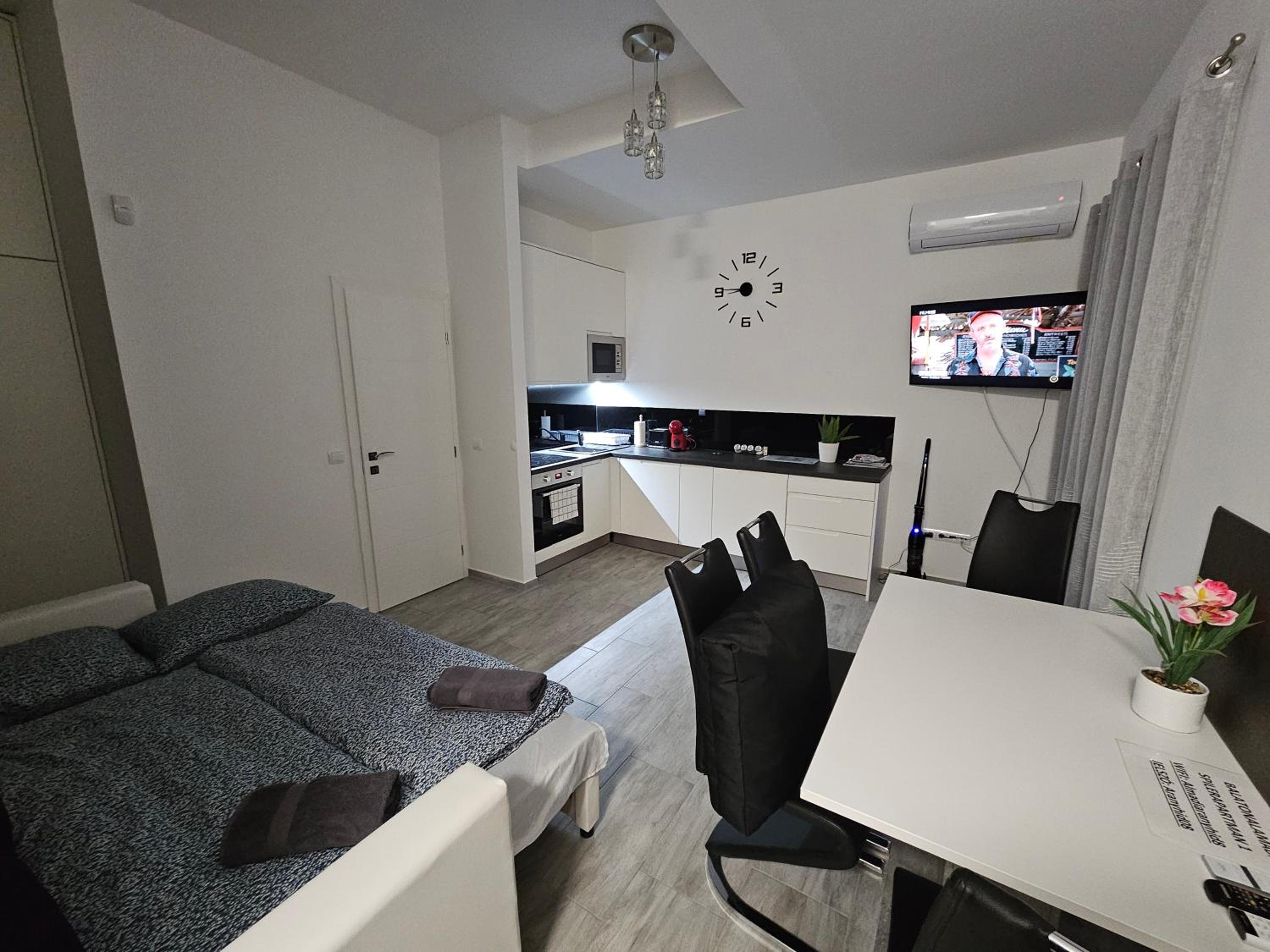 One-Bedroom Apartment photo 1