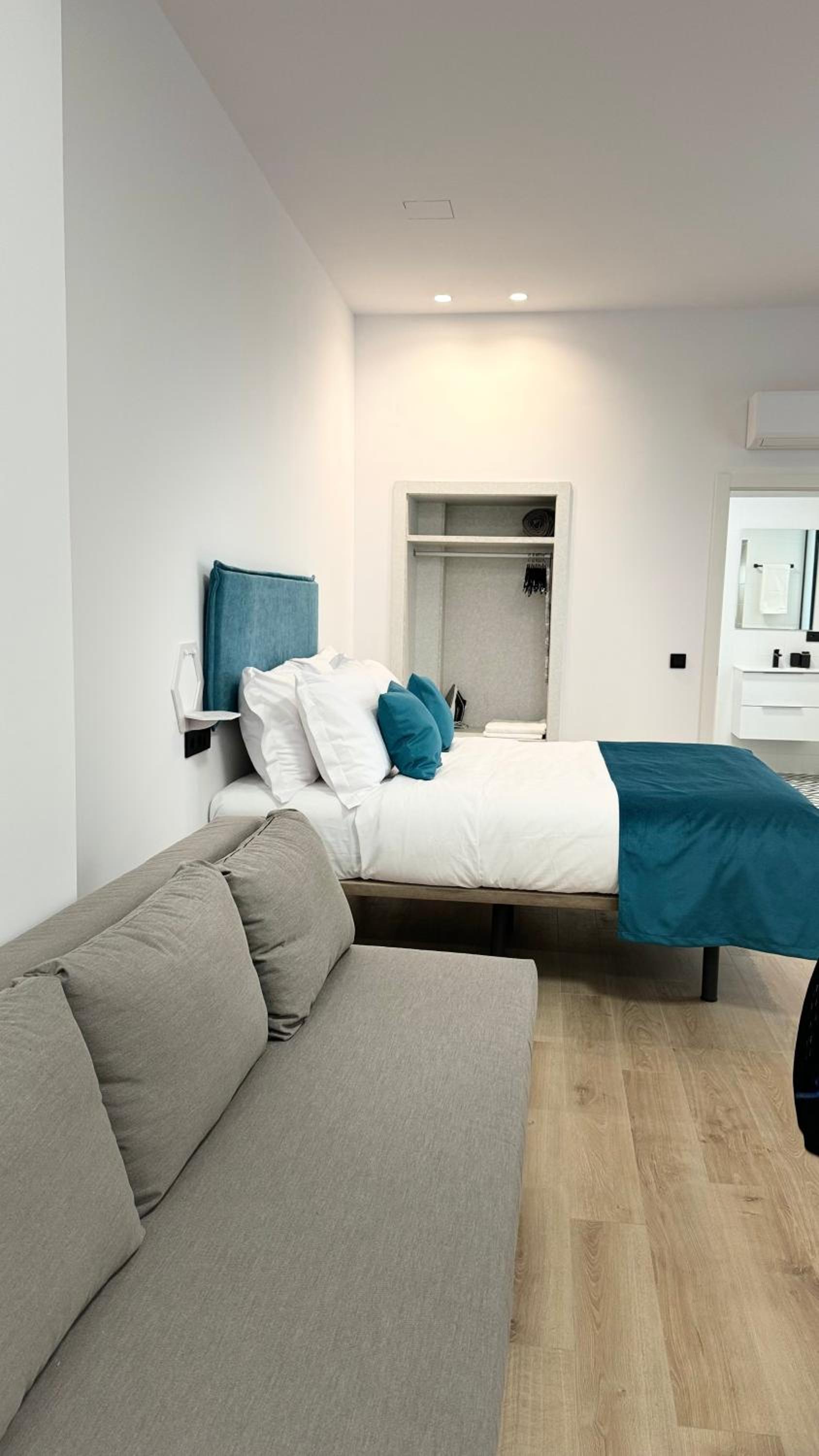 Studio Apartment - Photo 1