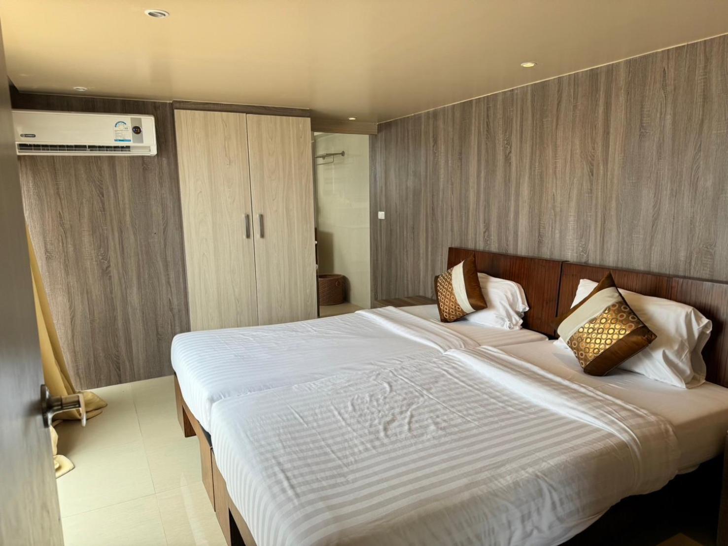 Quadruple Room with Sea View - Photo 2