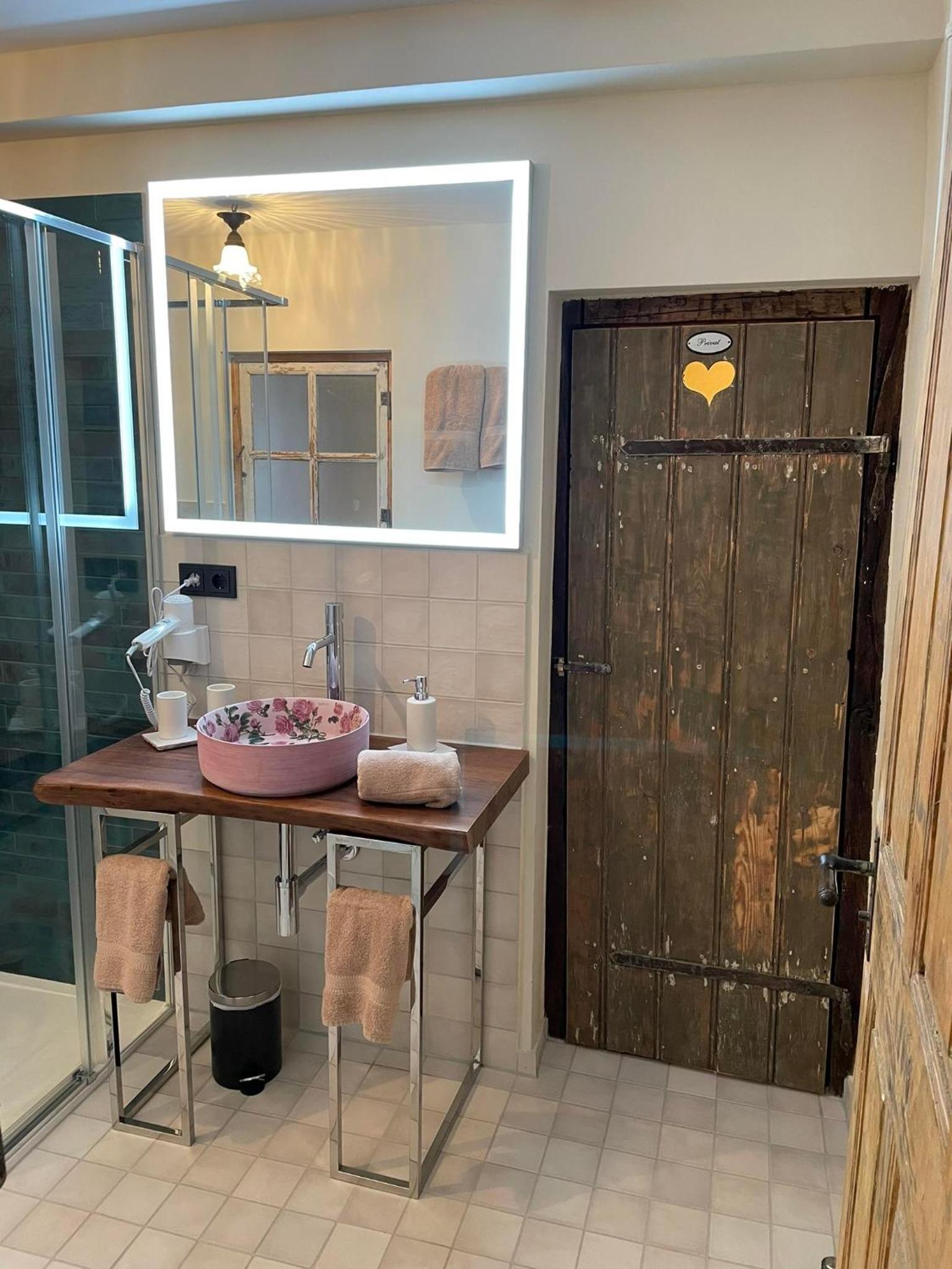 Two-Bedroom Apartment with Shower photo 3