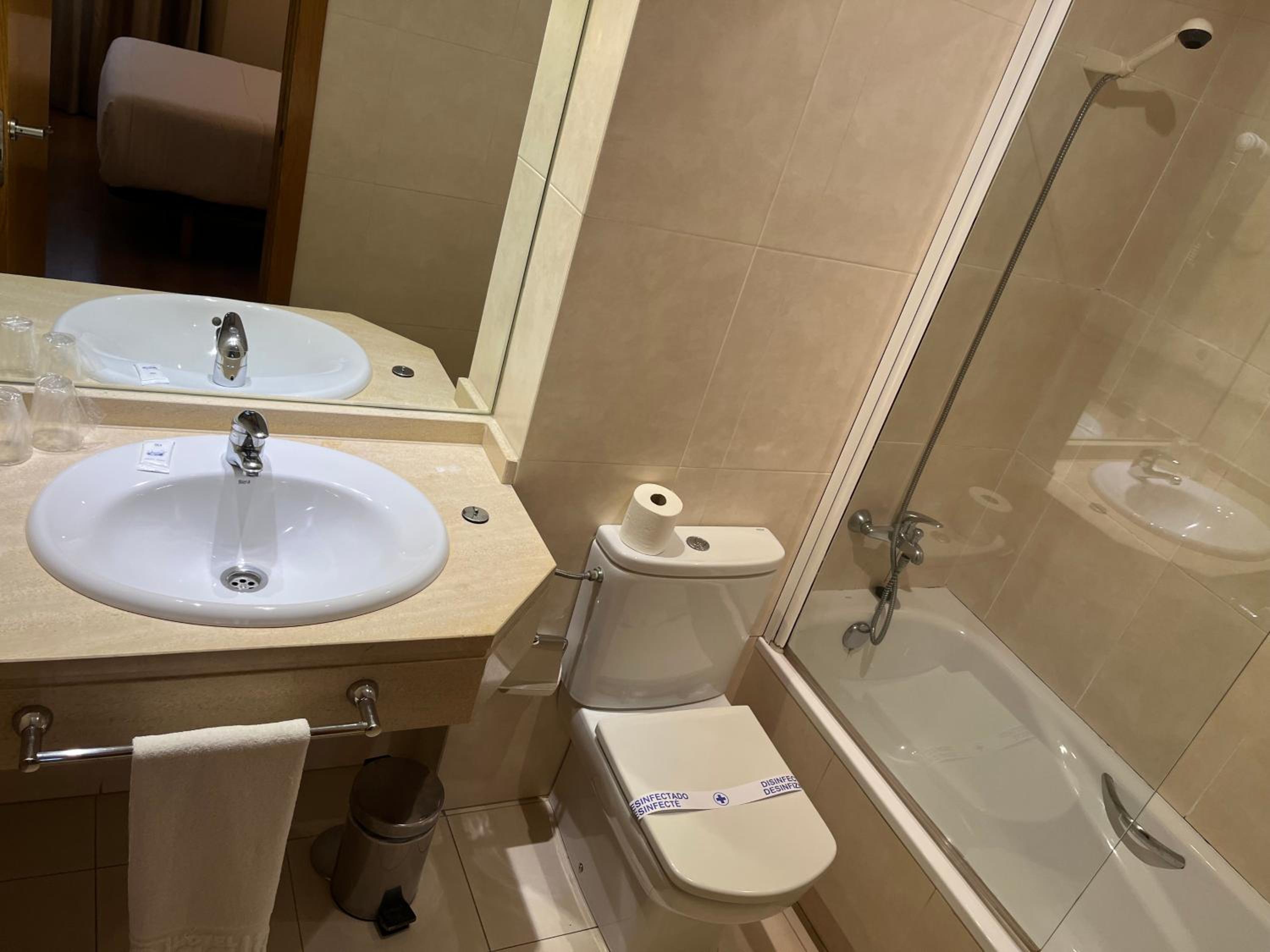 Double or Twin Room - Photo 7