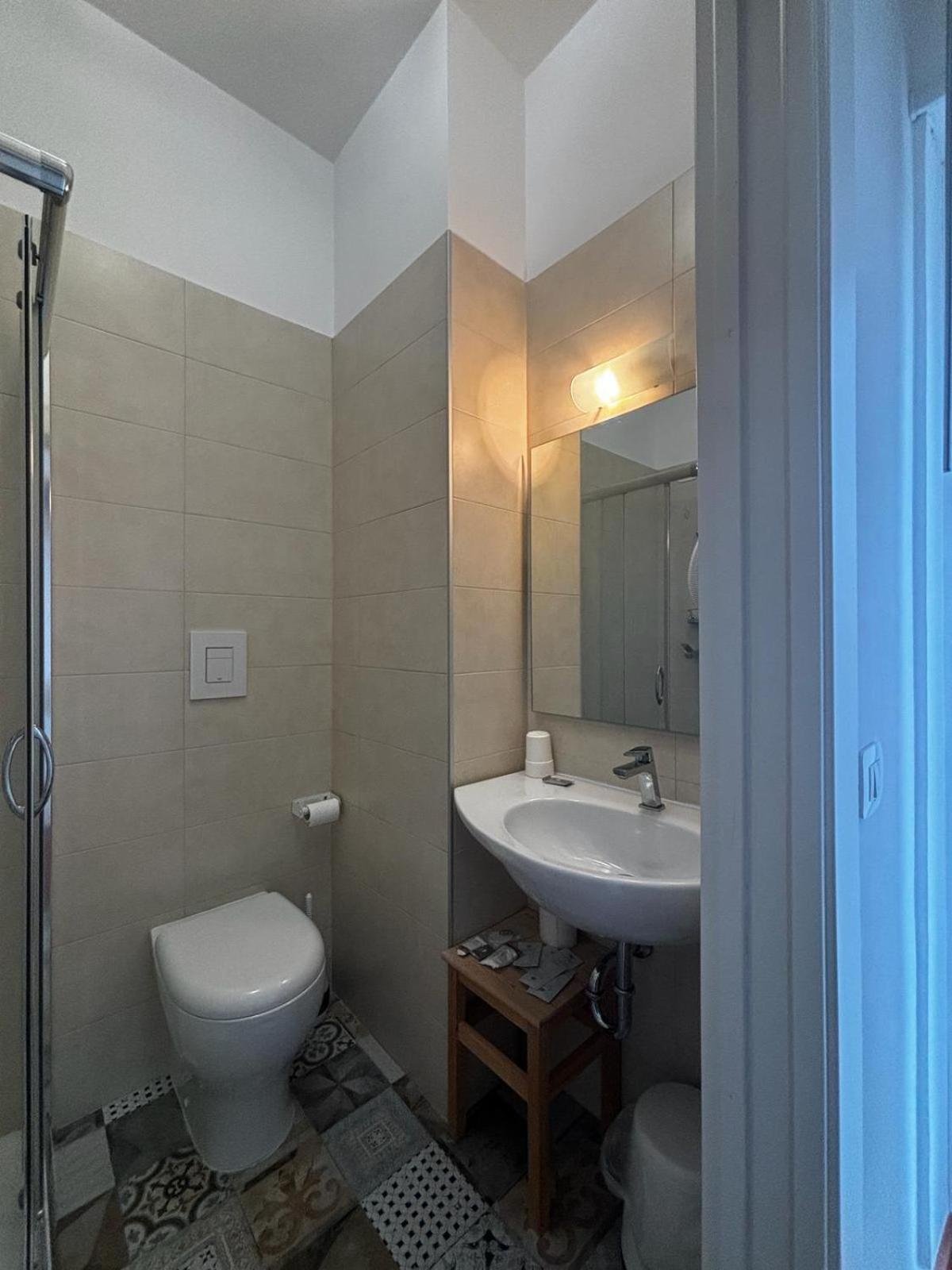 Queen Room with Balcony photo 2