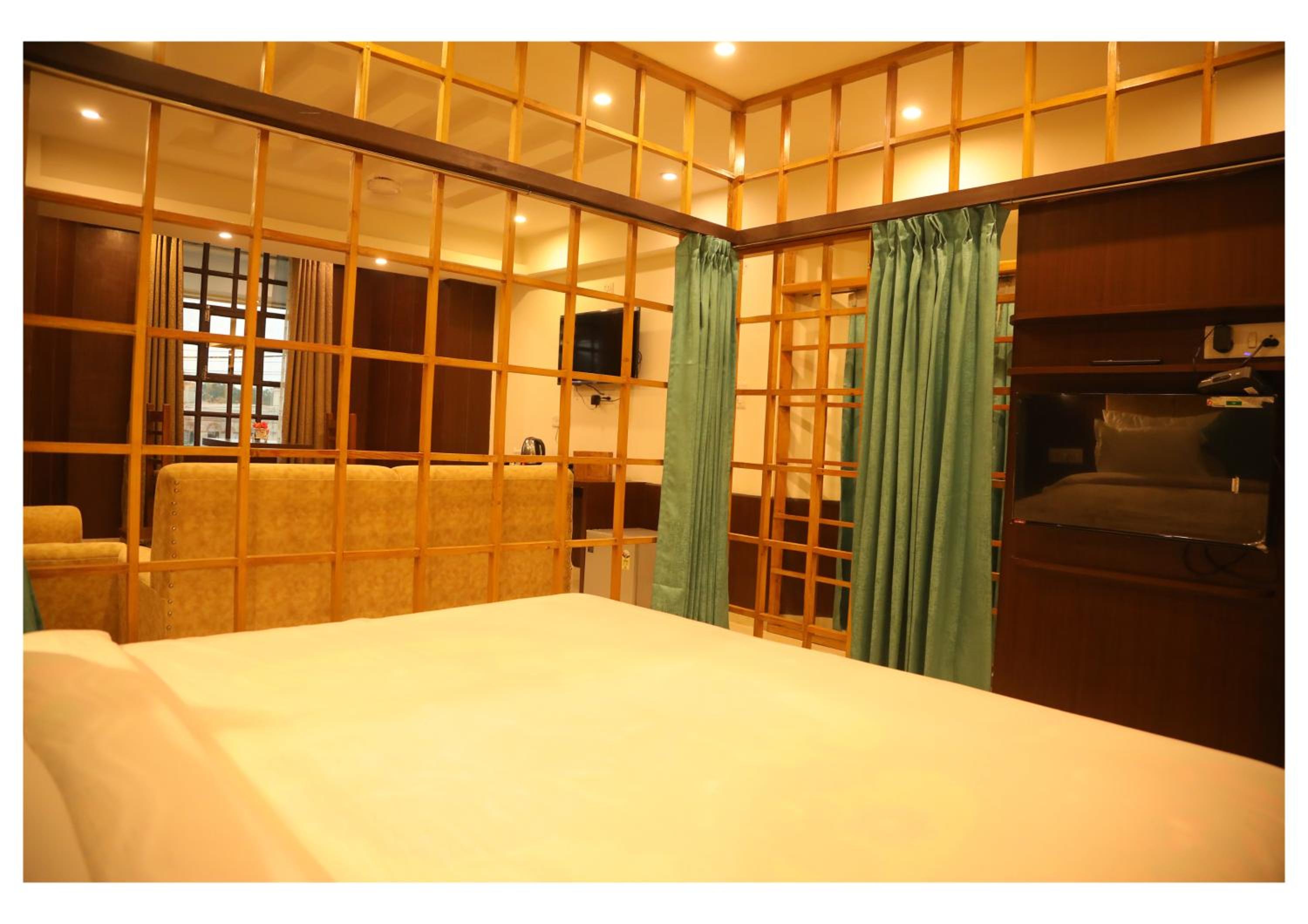 Executive Suite - Photo 4