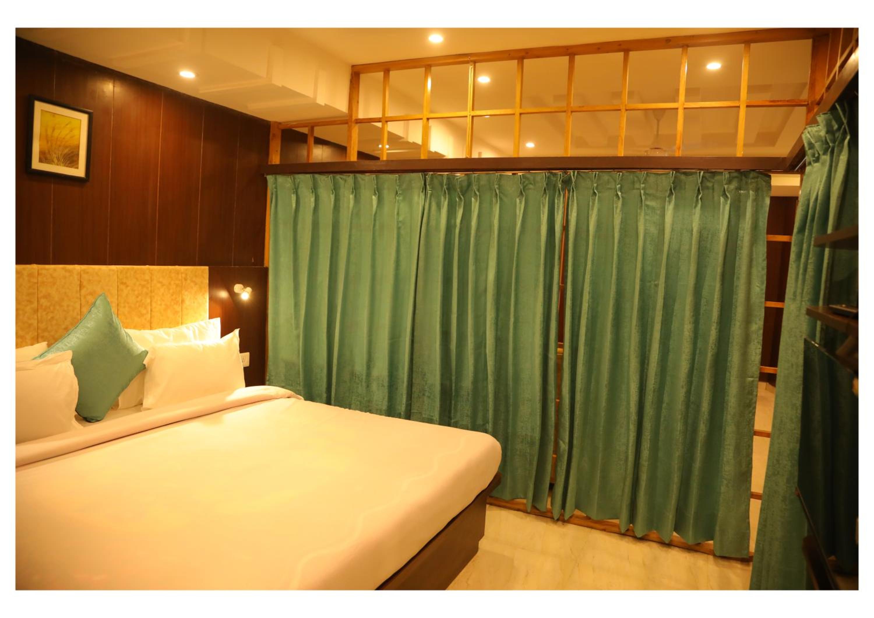 Executive Suite - Photo 6