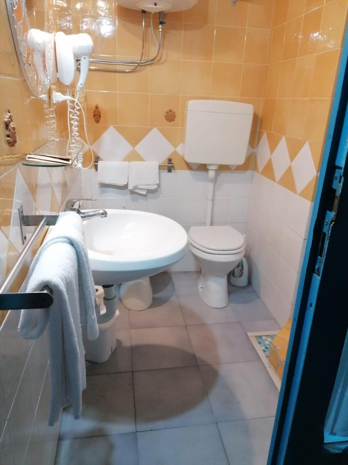 Large Double Room - Photo 4