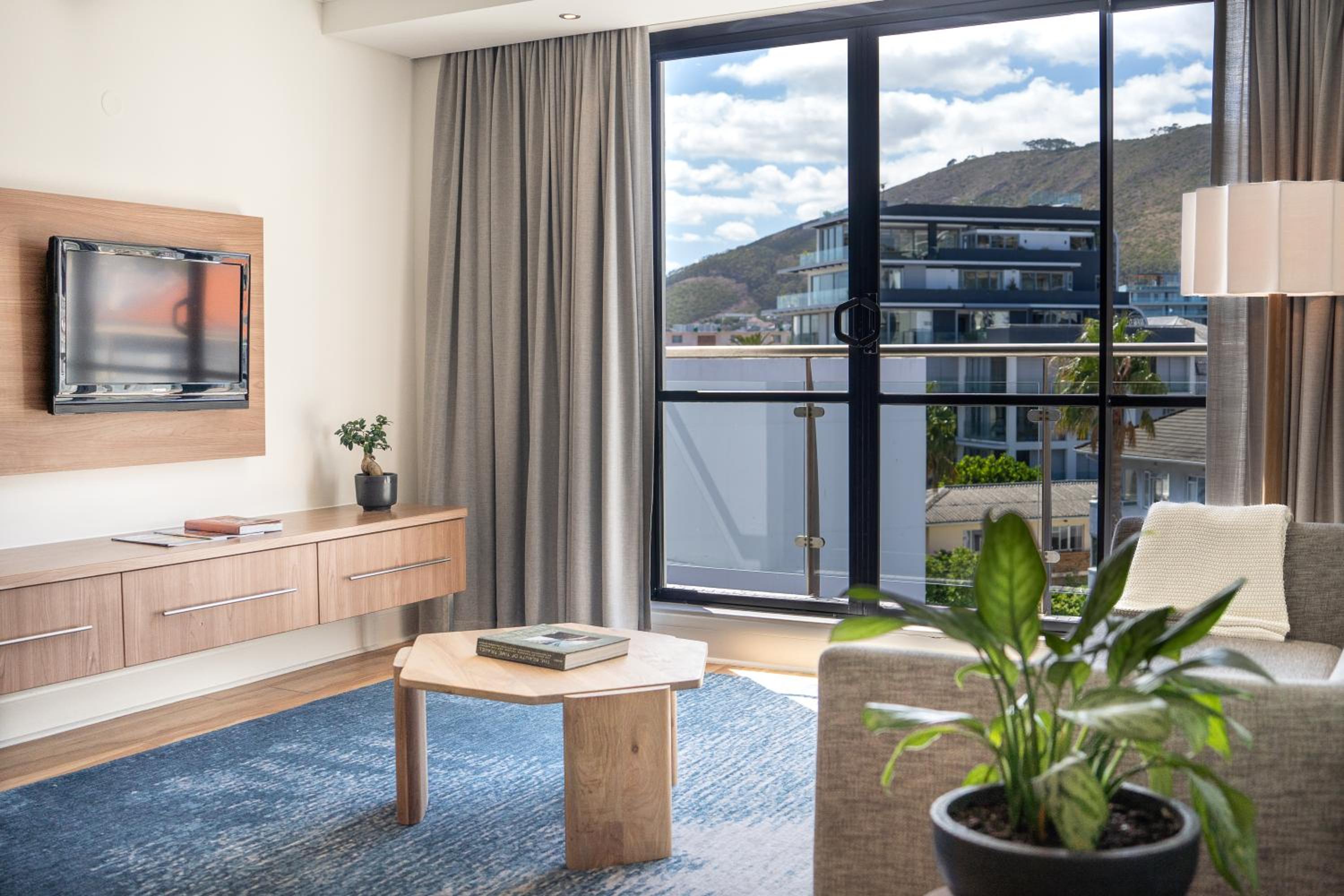 Apartment with Mountain View and Balcony - Photo 7