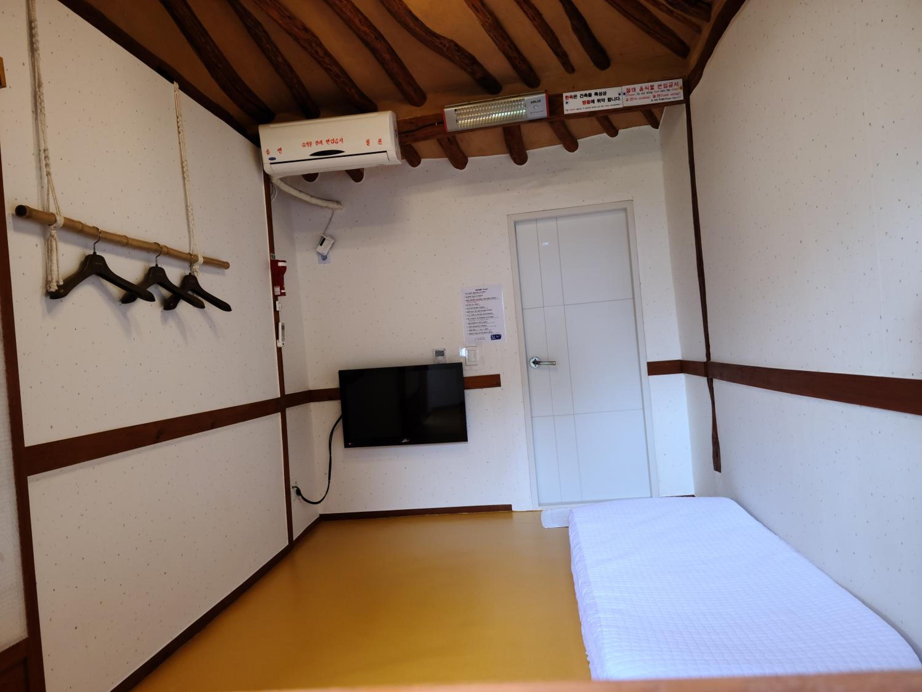 Double Room with Private Bathroom photo 2