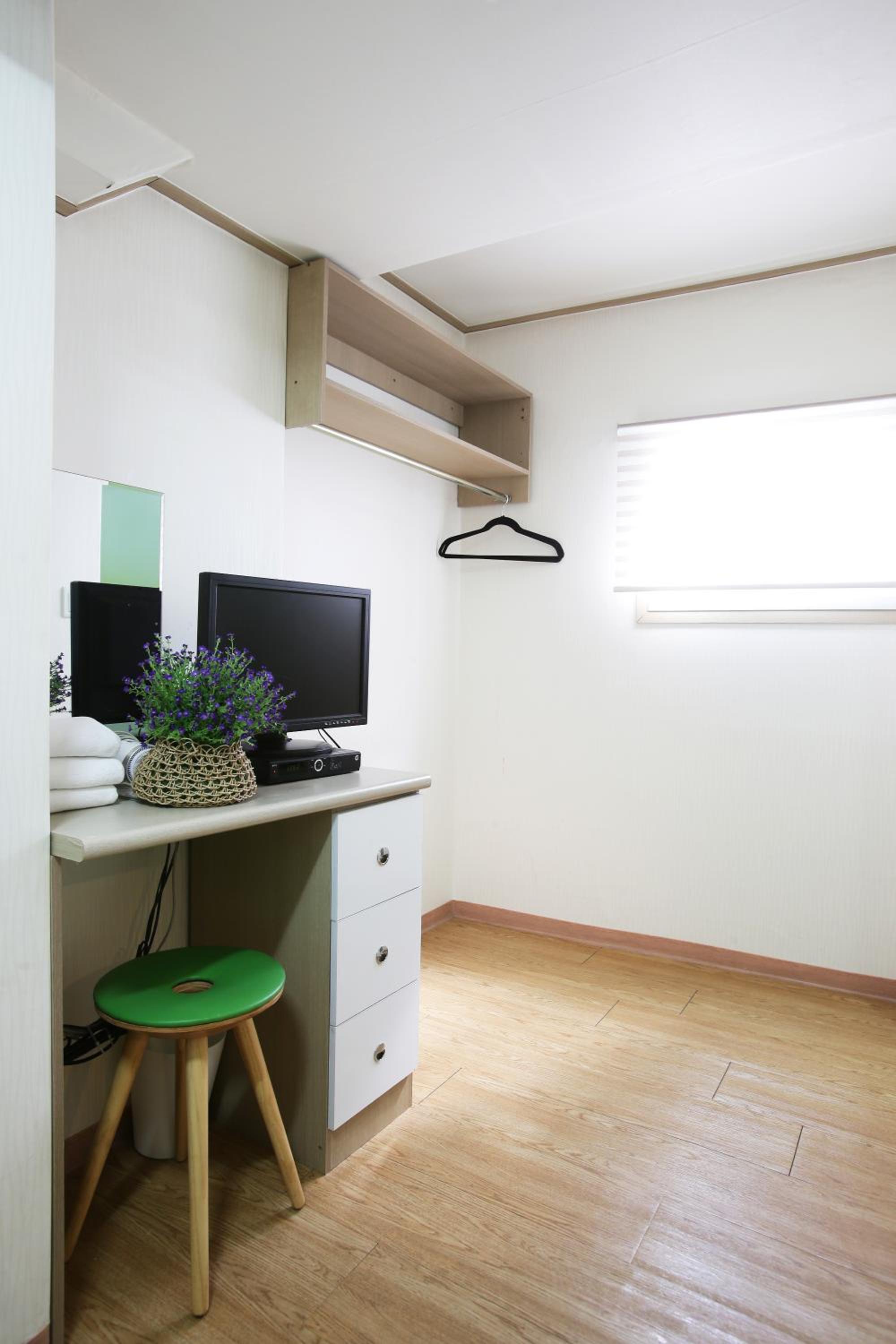 Standard Twin Room - Photo 13