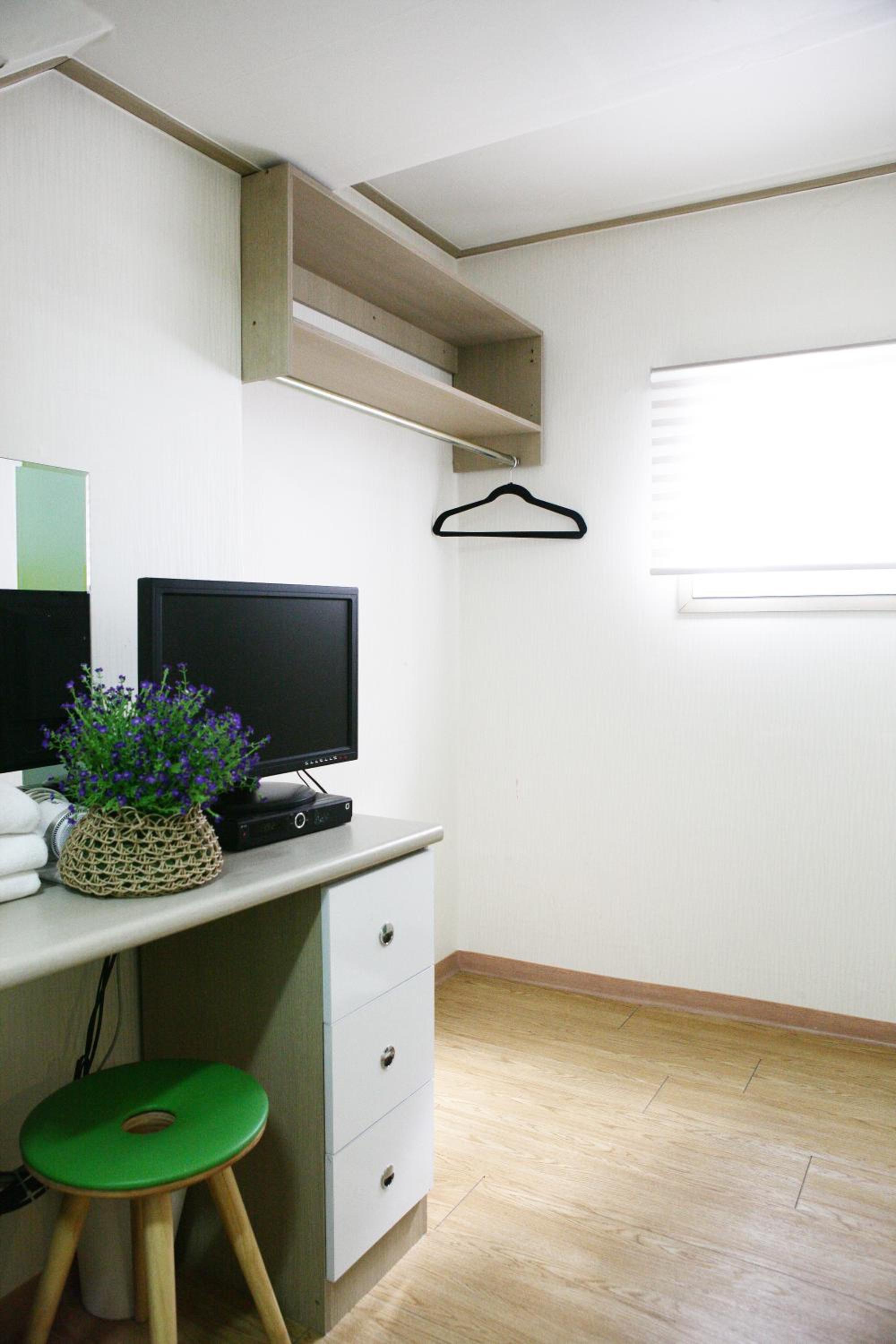 Standard Twin Room - Photo 7
