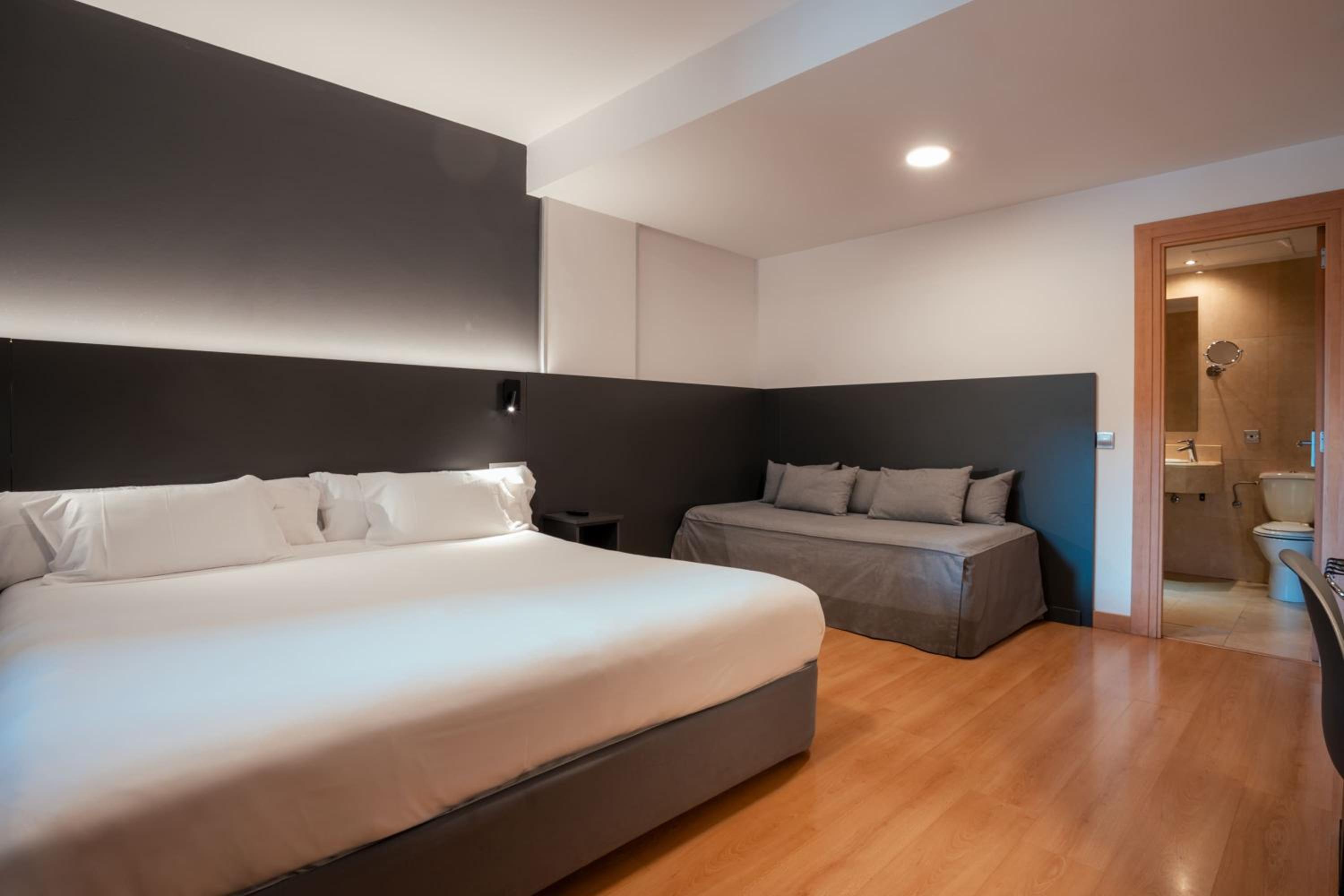 Double Room with Extra Bed - Photo 1