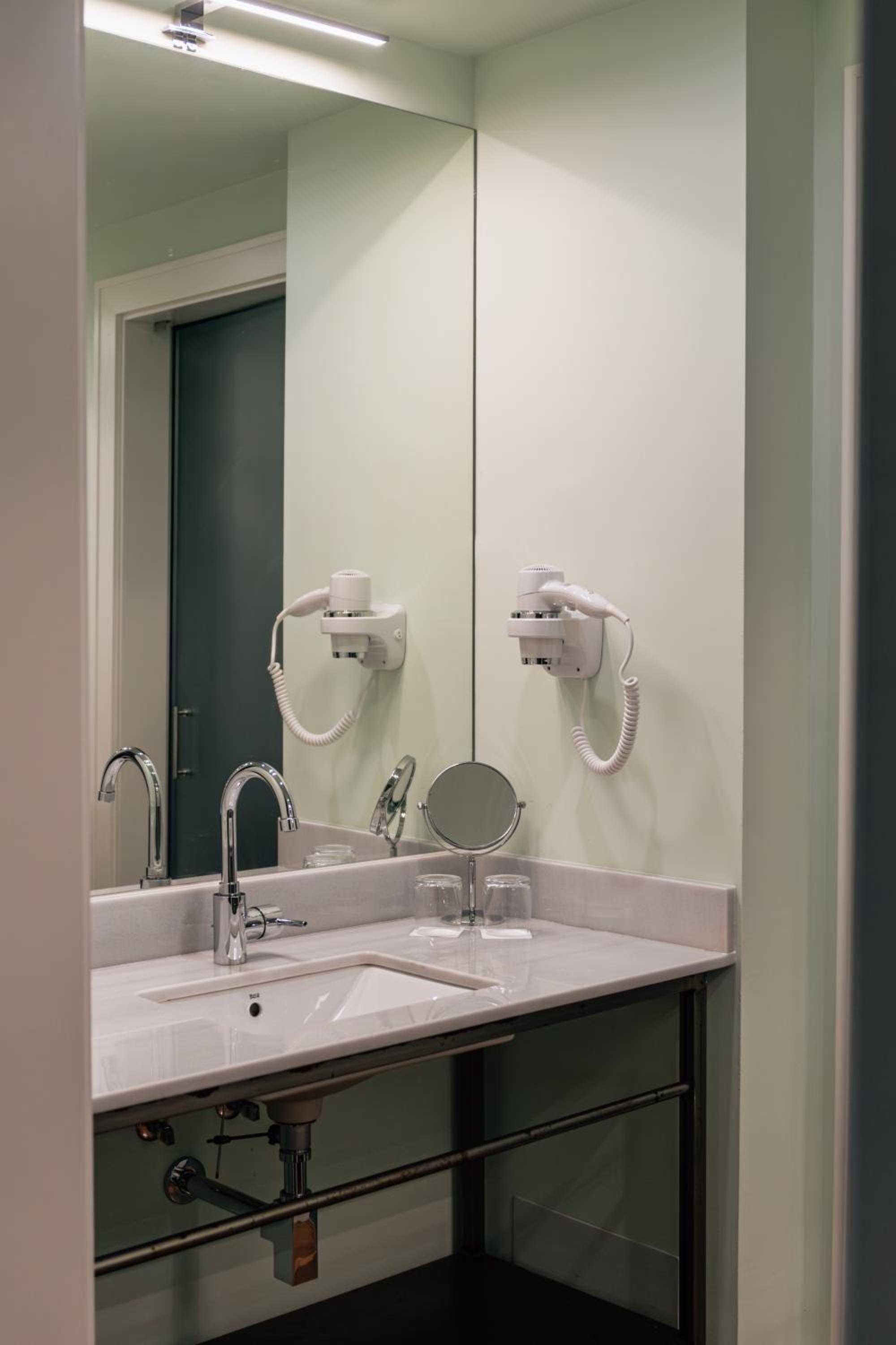 Standard Suite - Photo 14