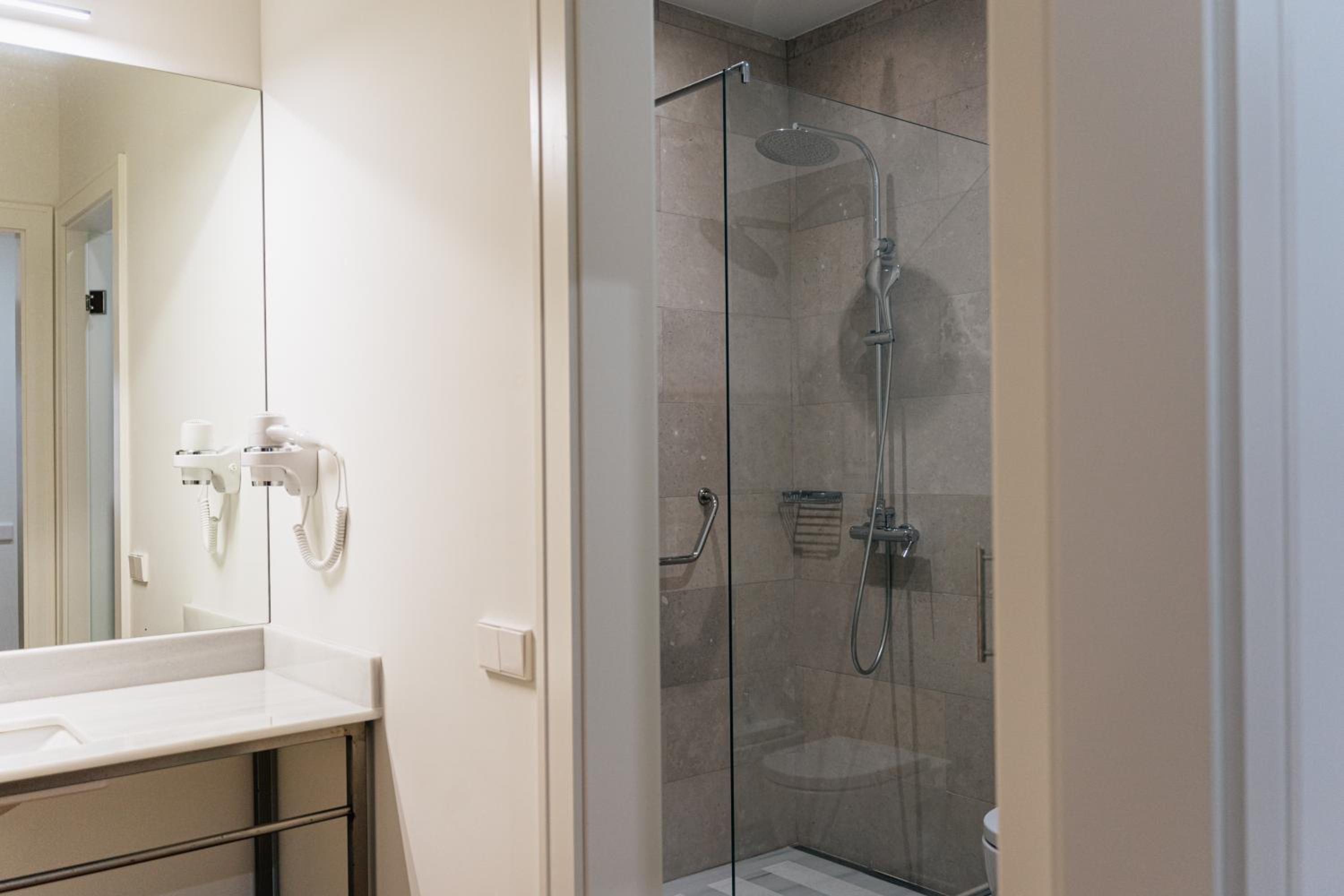 Standard Suite - Photo 13