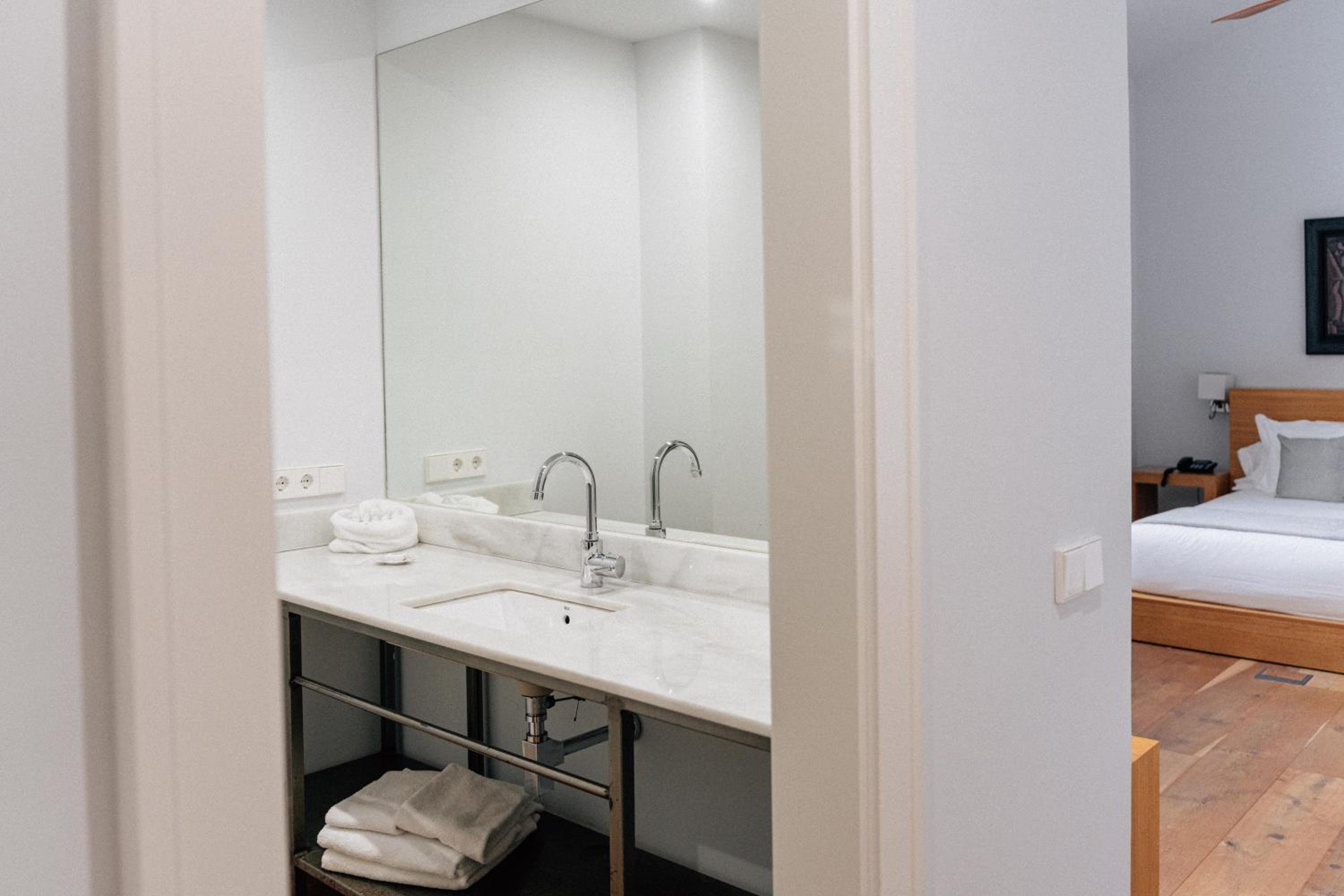 Standard Suite - Photo 22