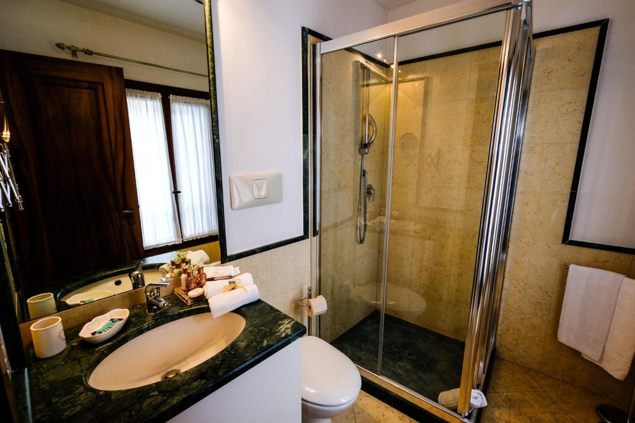 Deluxe Double or Twin Room photo 2