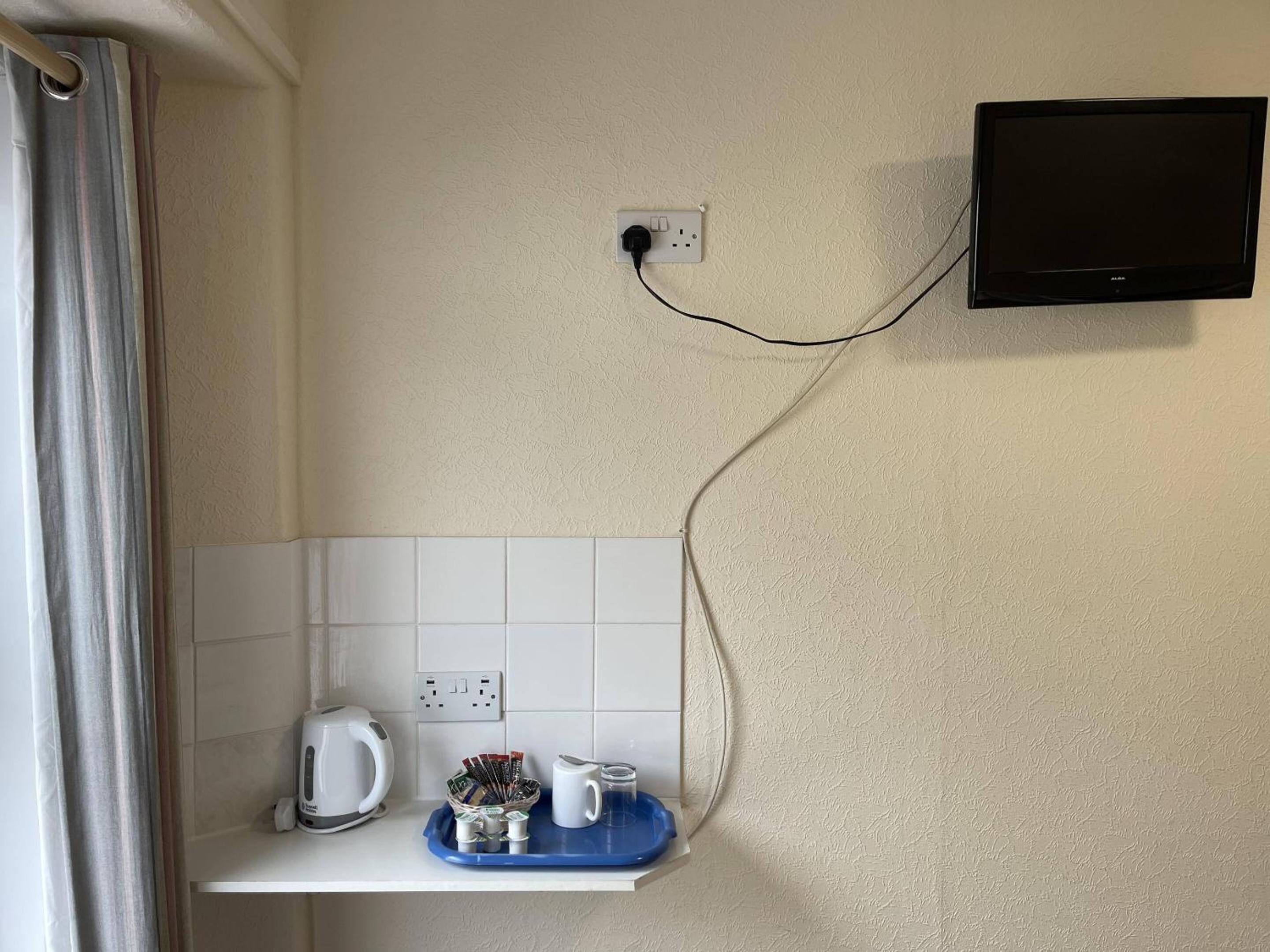 Single Room with Private Bathroom photo 3
