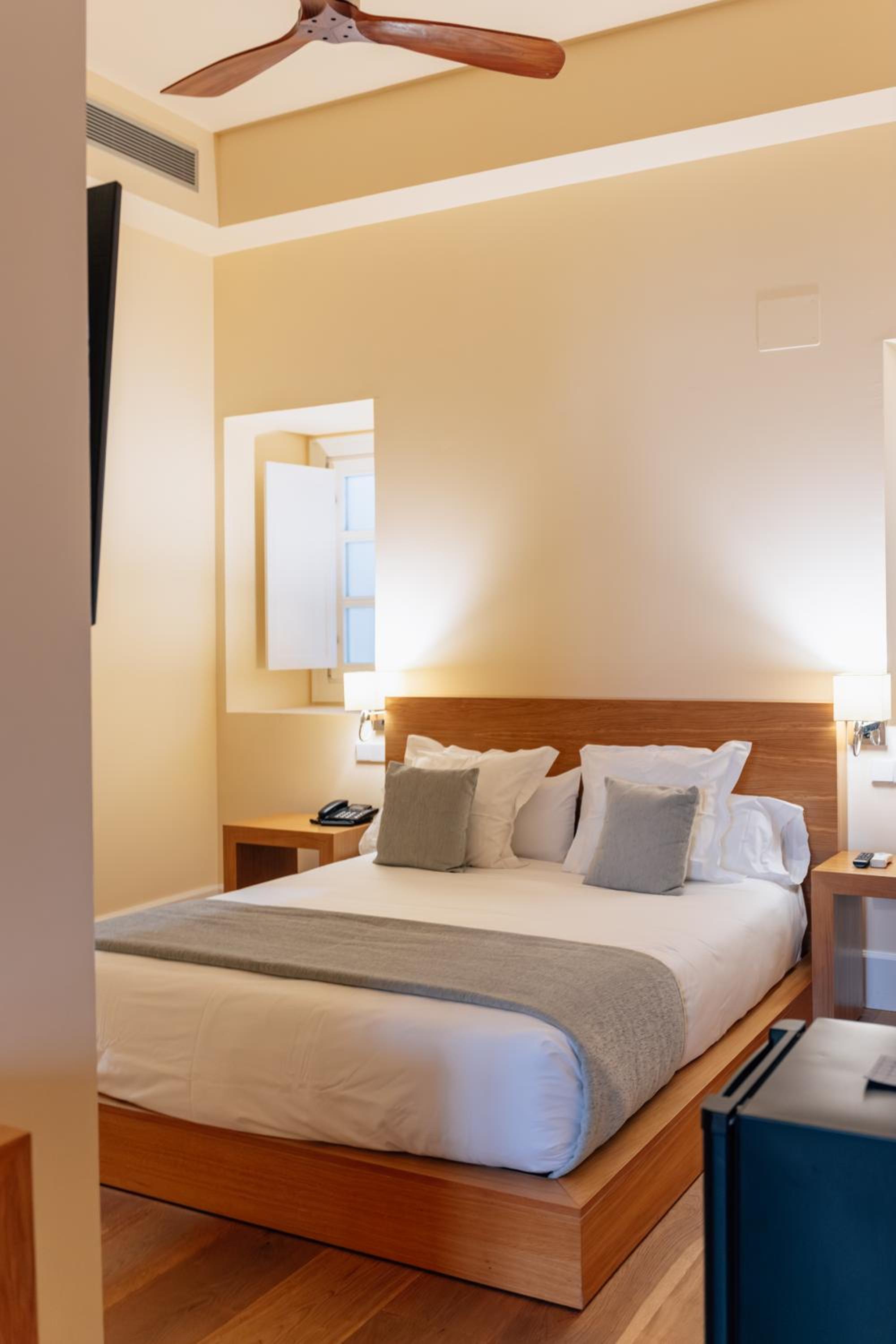 Deluxe Suite with Spa Bath - Photo 24