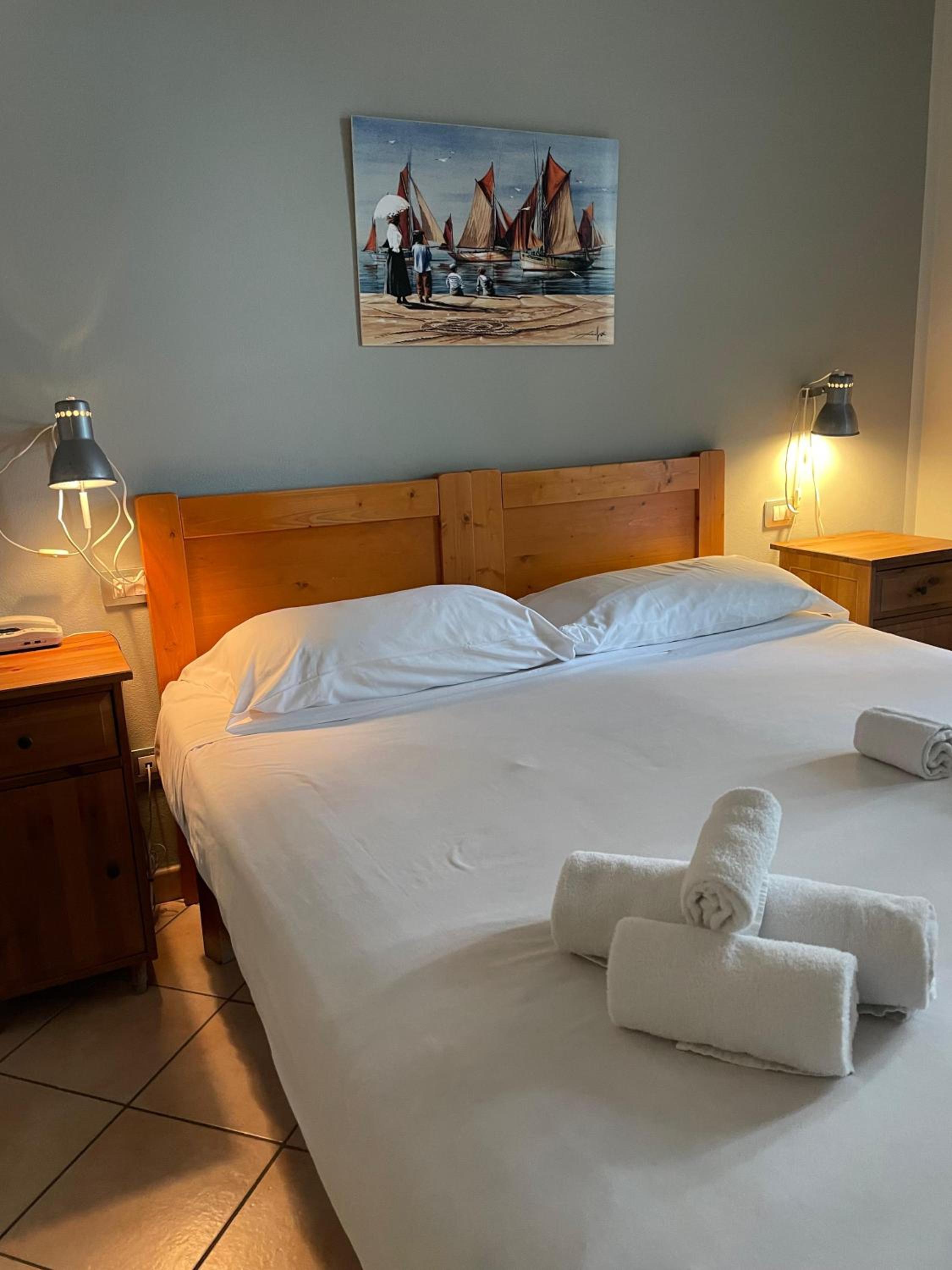 Deluxe Double Room with Balcony - Photo 9