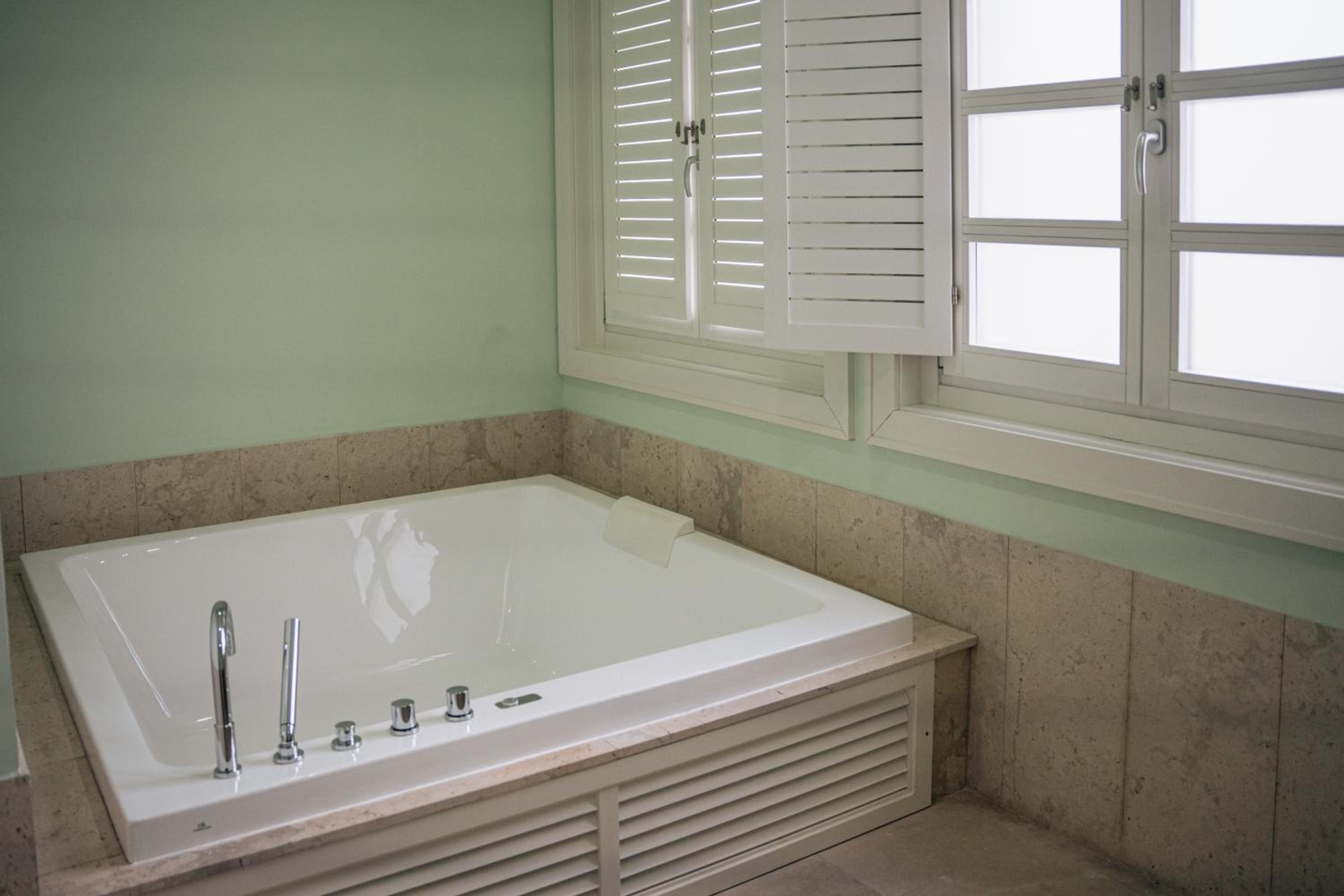 Deluxe Suite with Spa Bath - Photo 16