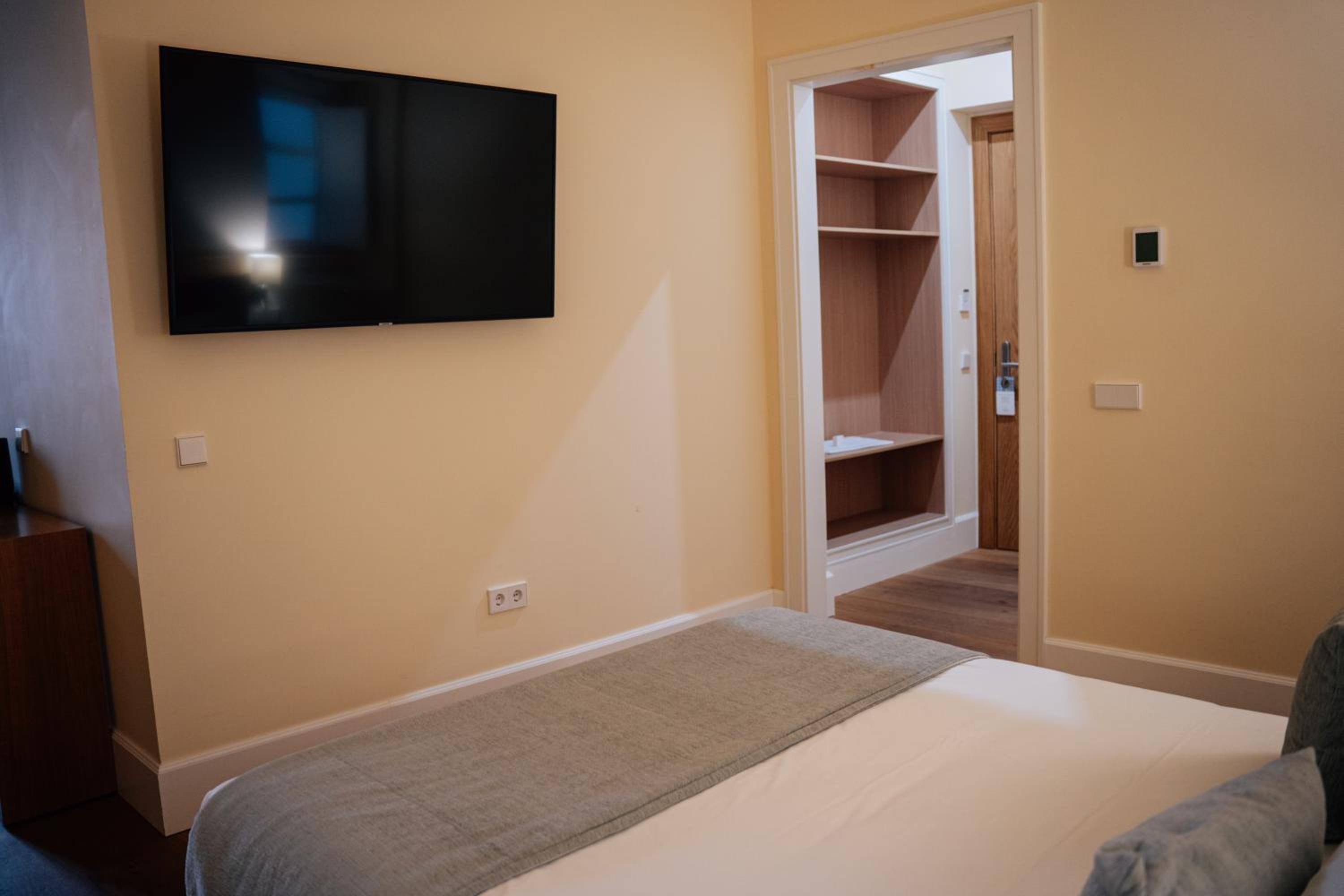 Deluxe Suite with Spa Bath - Photo 29