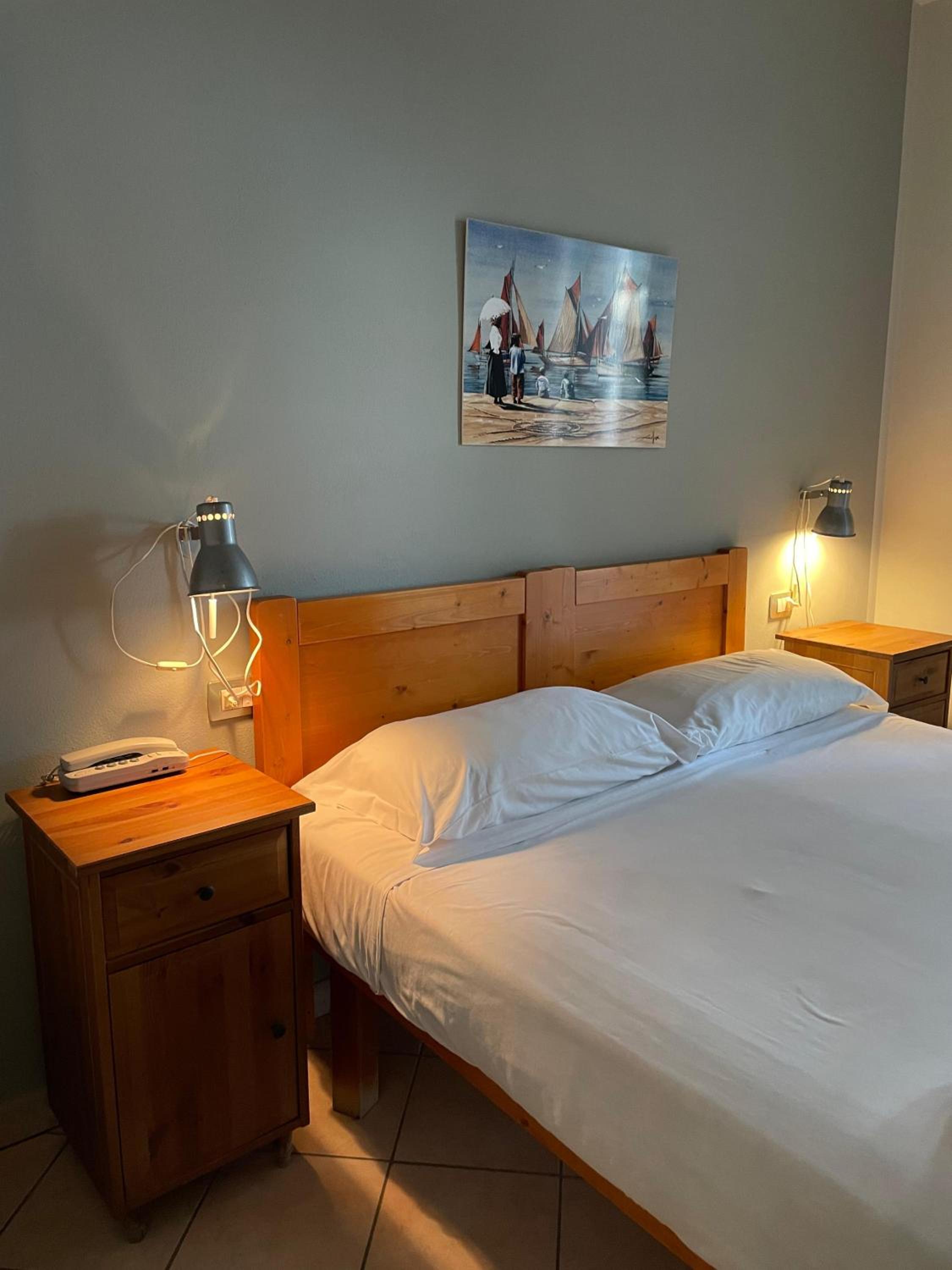 Deluxe Double Room with Balcony - Photo 10