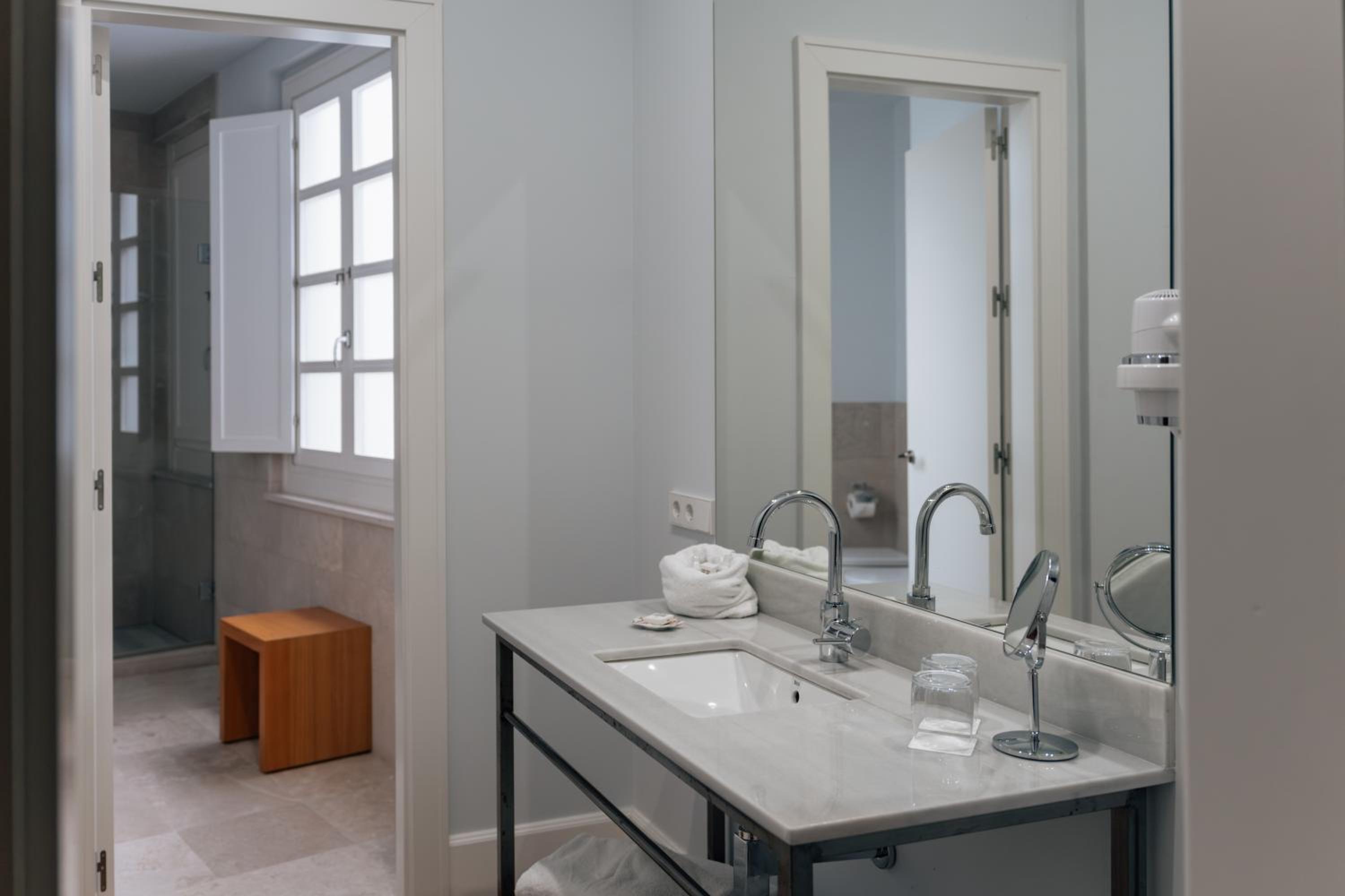 Deluxe Suite - Photo 37