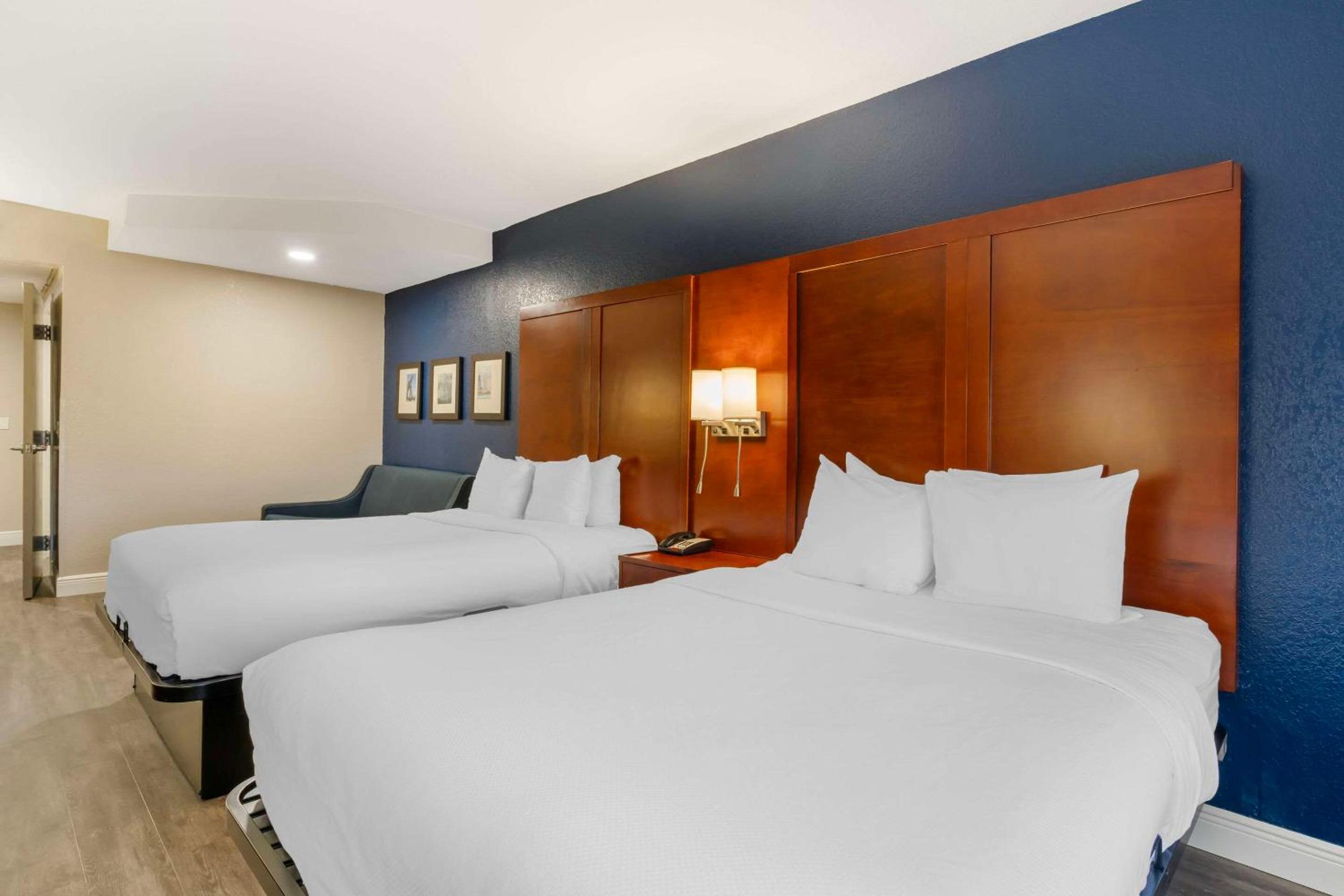 Queen Suite with Two Queen Beds - Non-Smoking - Photo 3