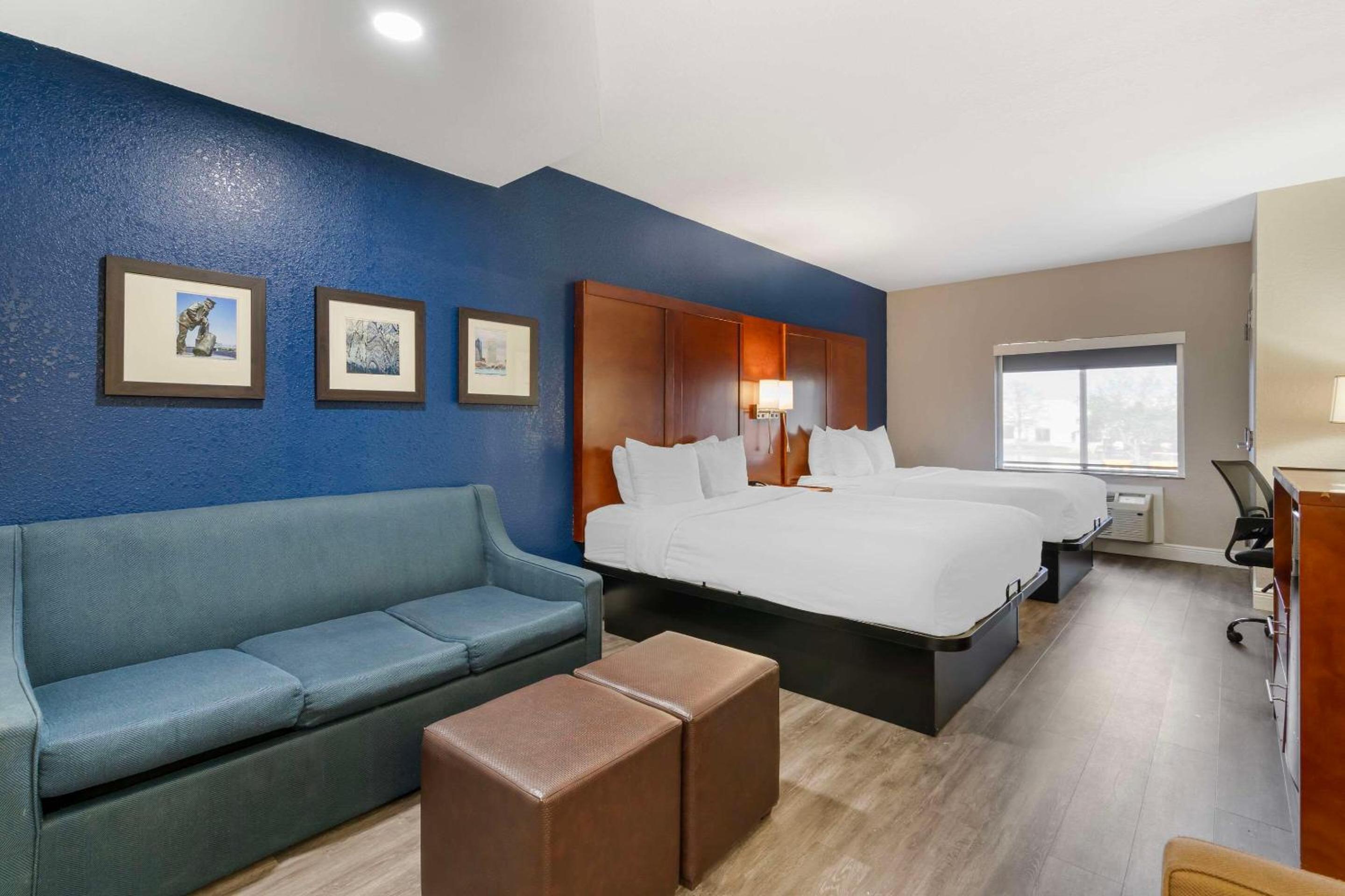 Queen Suite with Two Queen Beds - Non-Smoking - Photo 1