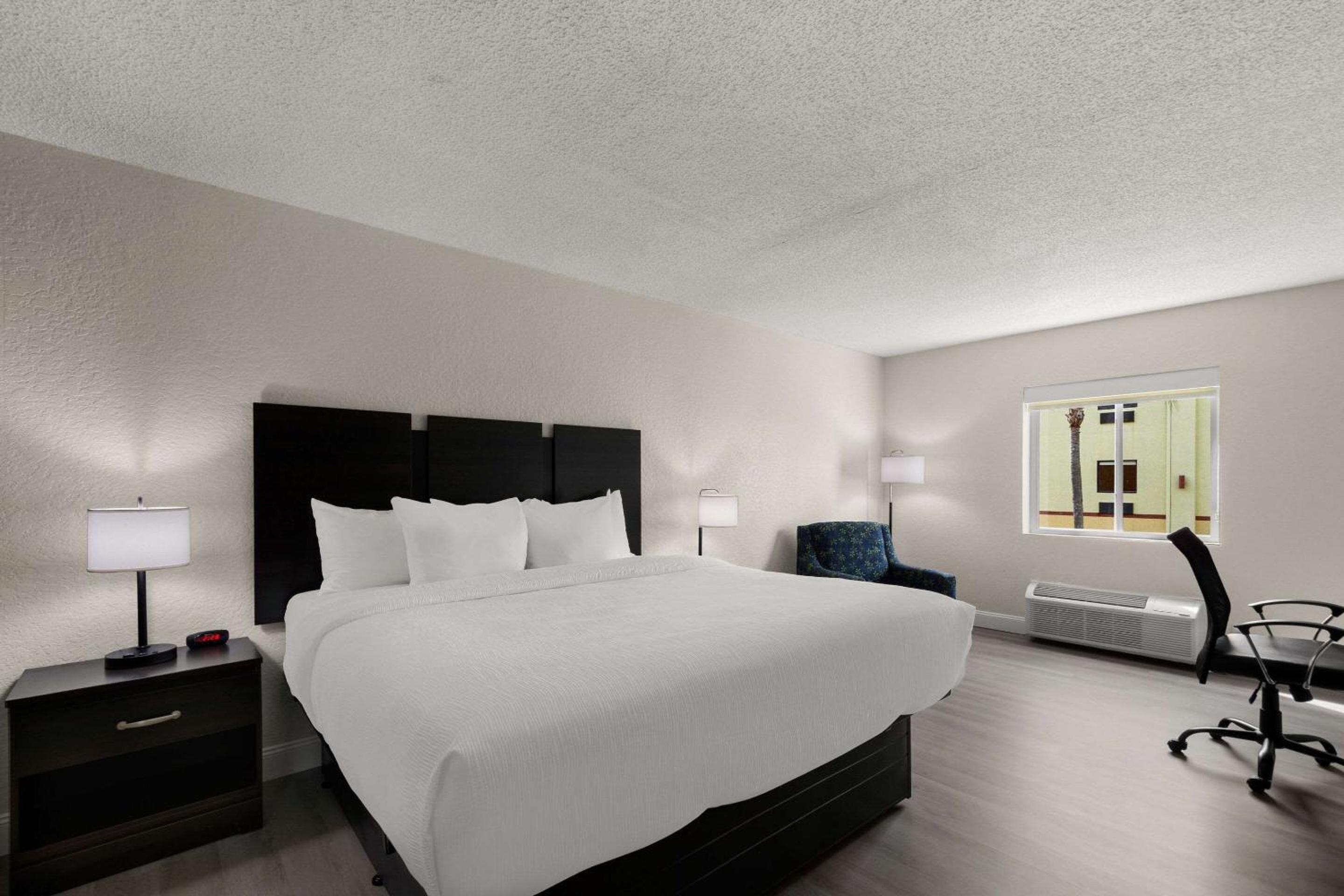 Standard King Room - Non-Smoking  - Photo 2