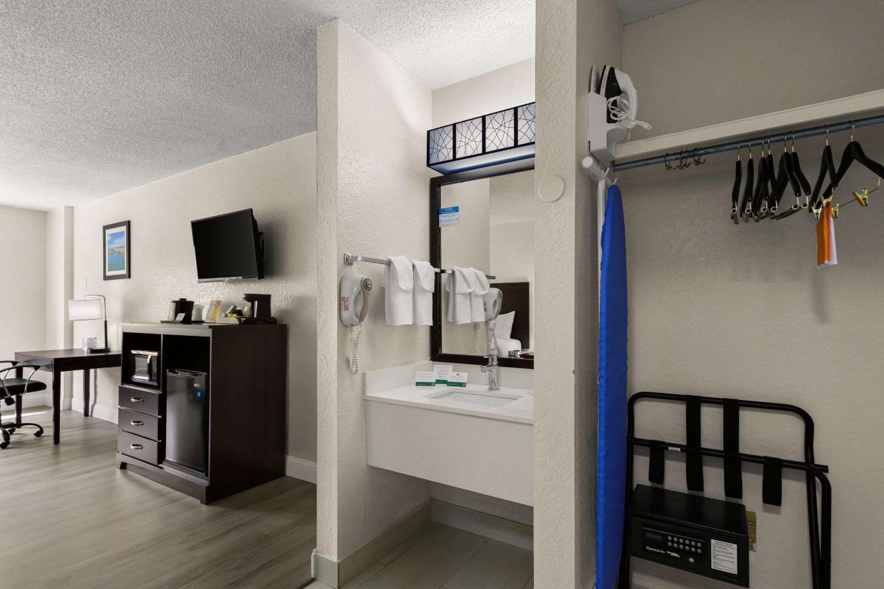 Standard King Room - Non-Smoking  - Photo 3