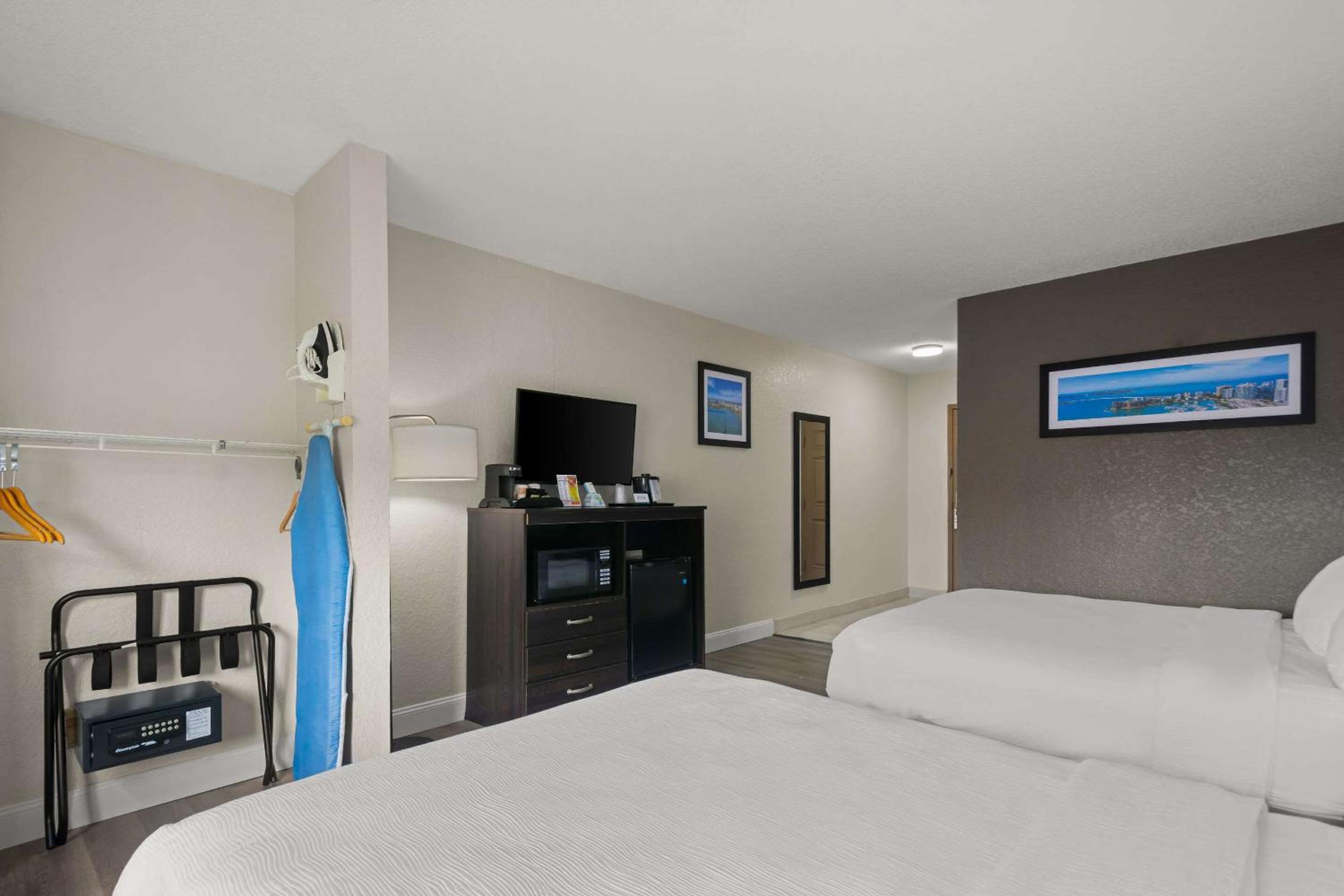Queen Room with Two Queen Beds - Accessible/Non-Smoking  - Photo 3