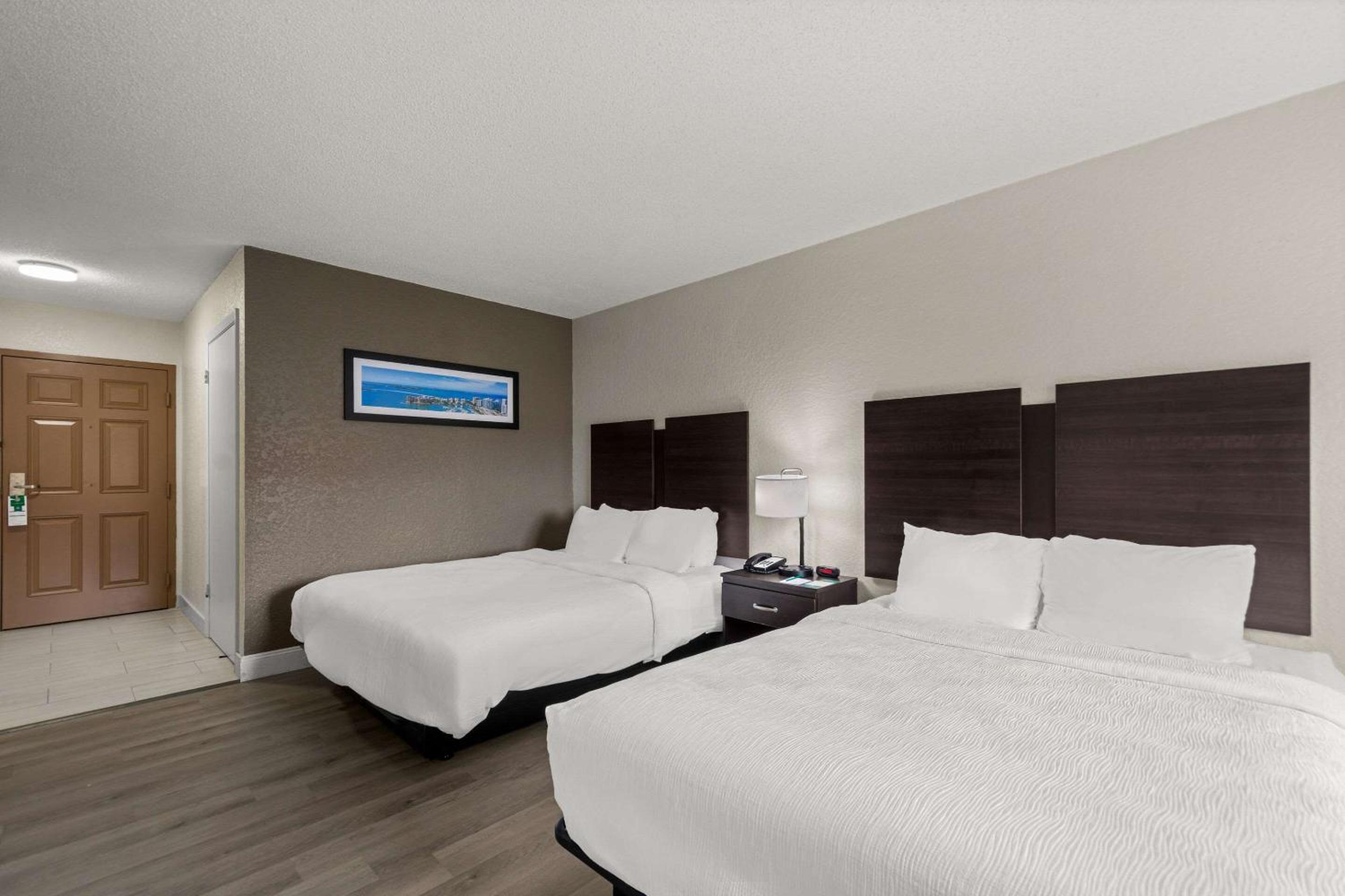 Queen Room with Two Queen Beds - Non-Smoking - Photo 4