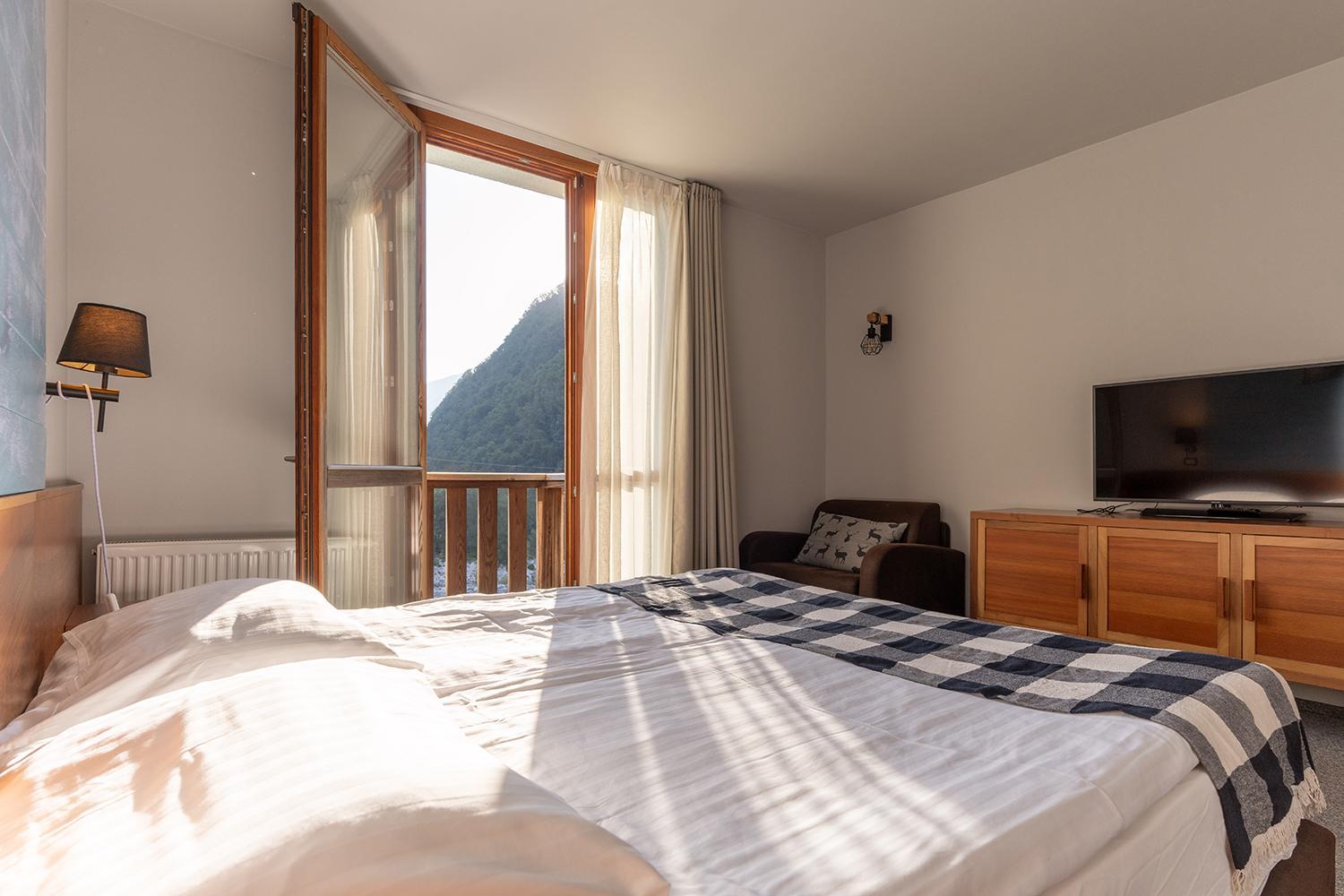 Double Room with Mountain View - Photo 2
