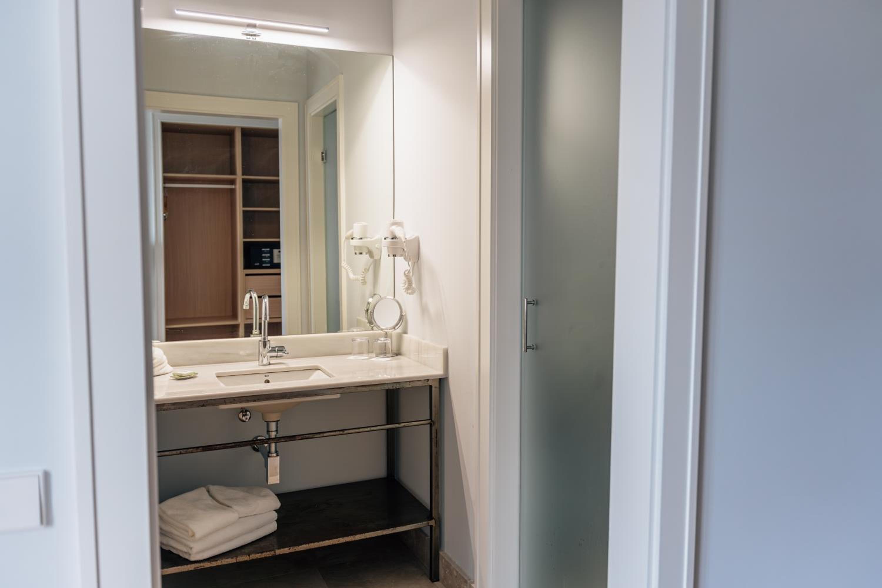 Standard Suite - Photo 7