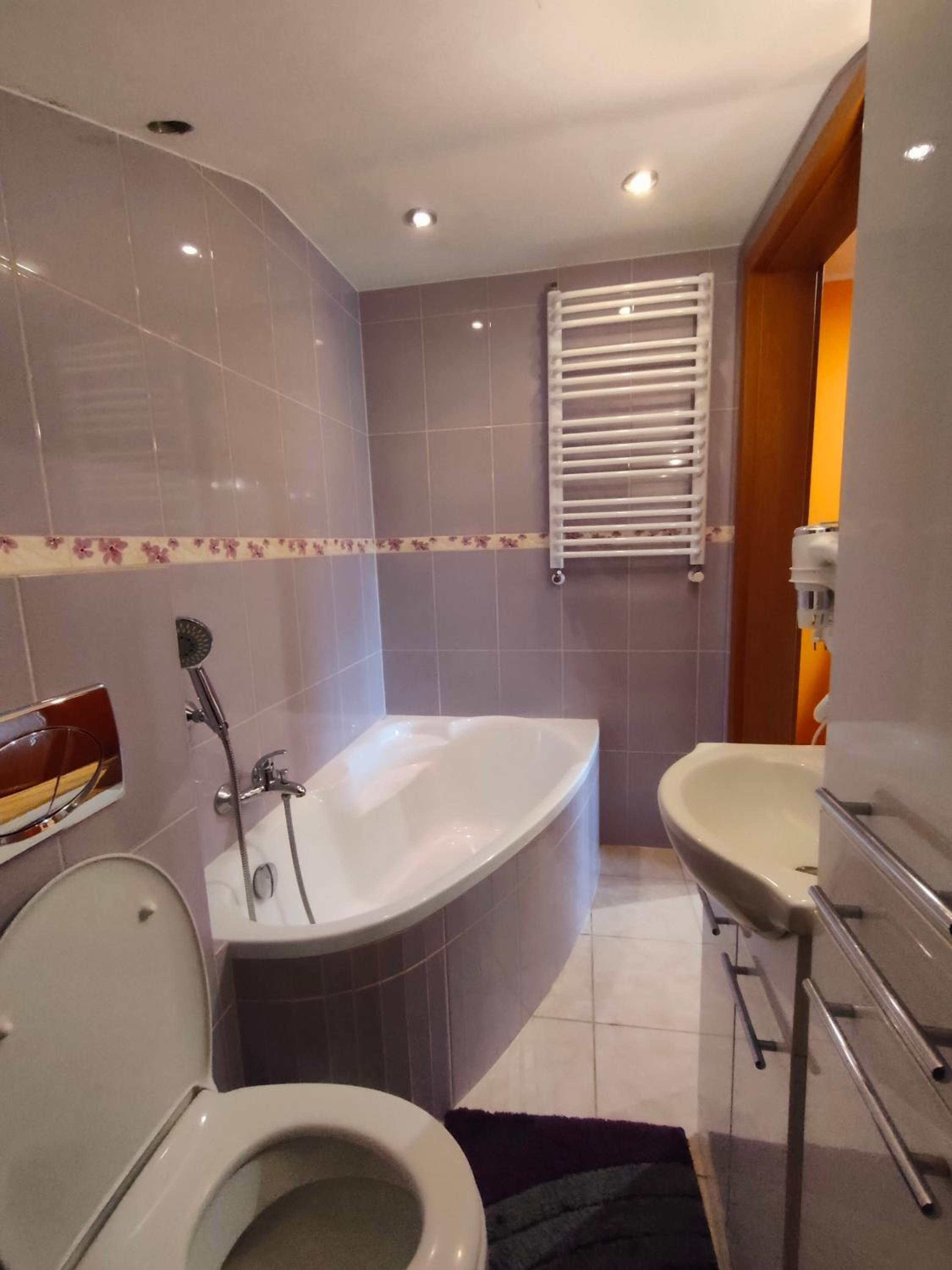 Triple Room with Private Bathroom and Bath photo 2