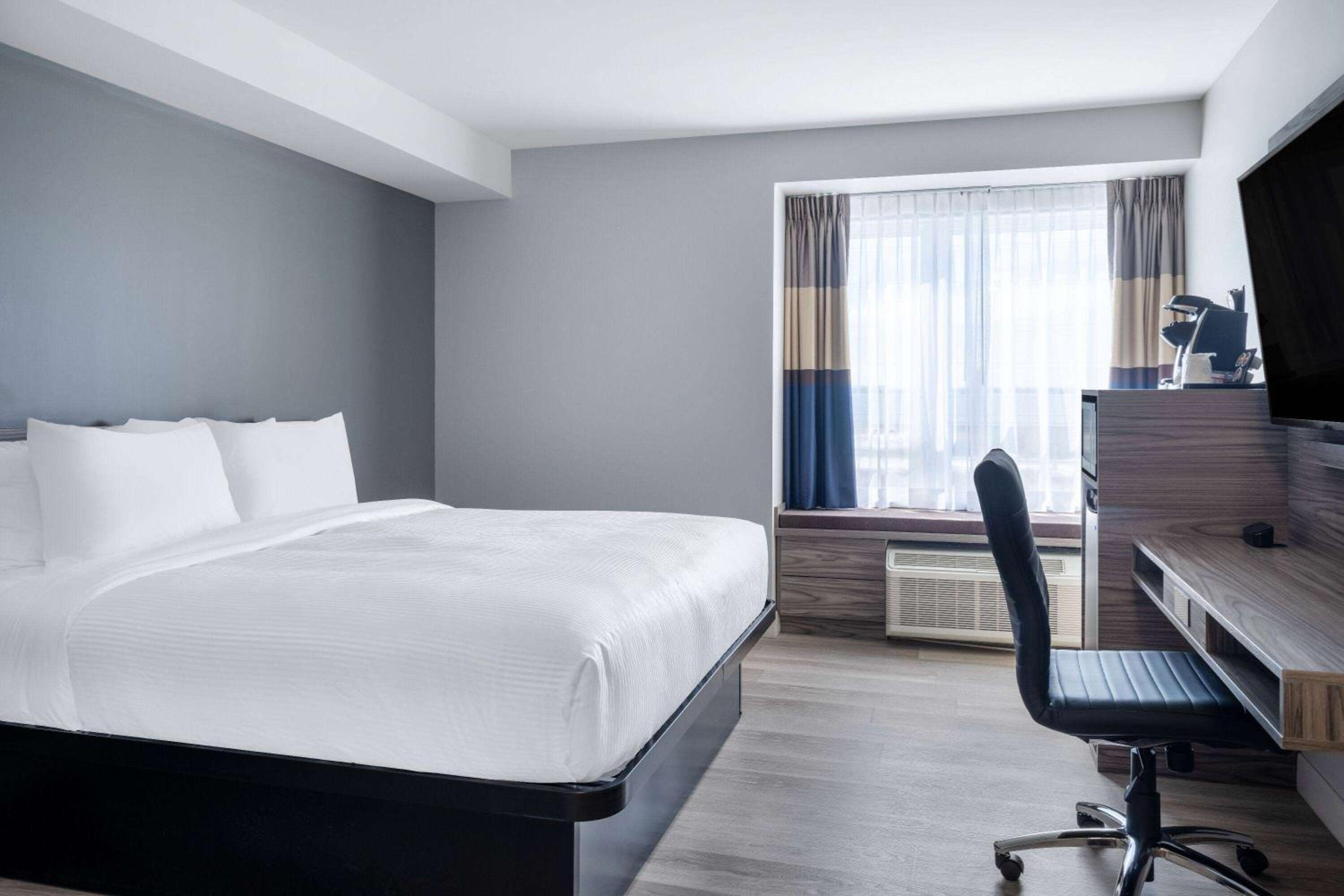 King Room with Roll-In Shower - Mobility Access/Non-Smoking - Photo 1