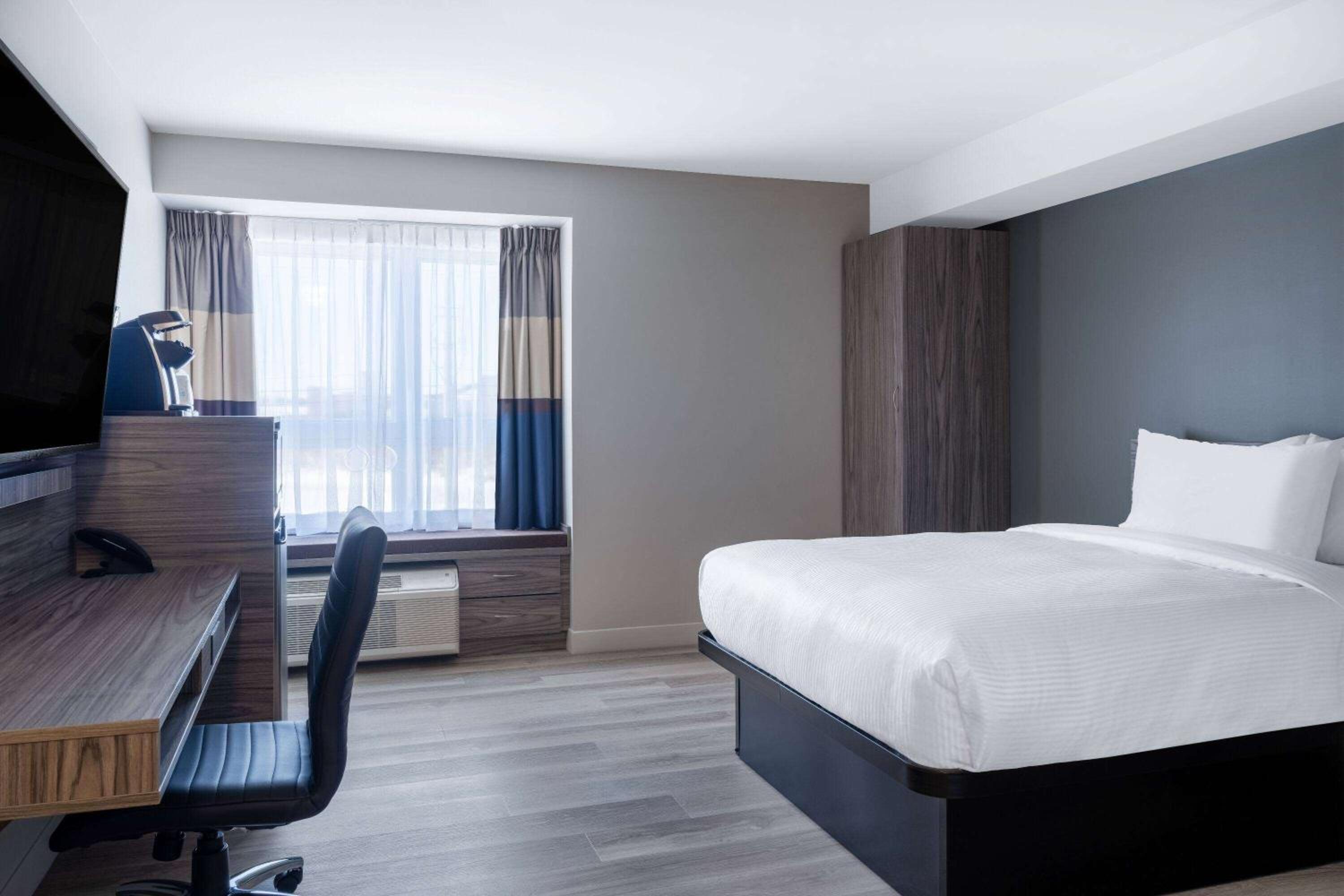 Queen Room with Roll-In Shower - Mobility Accessible/Non-Smoking - Photo 1