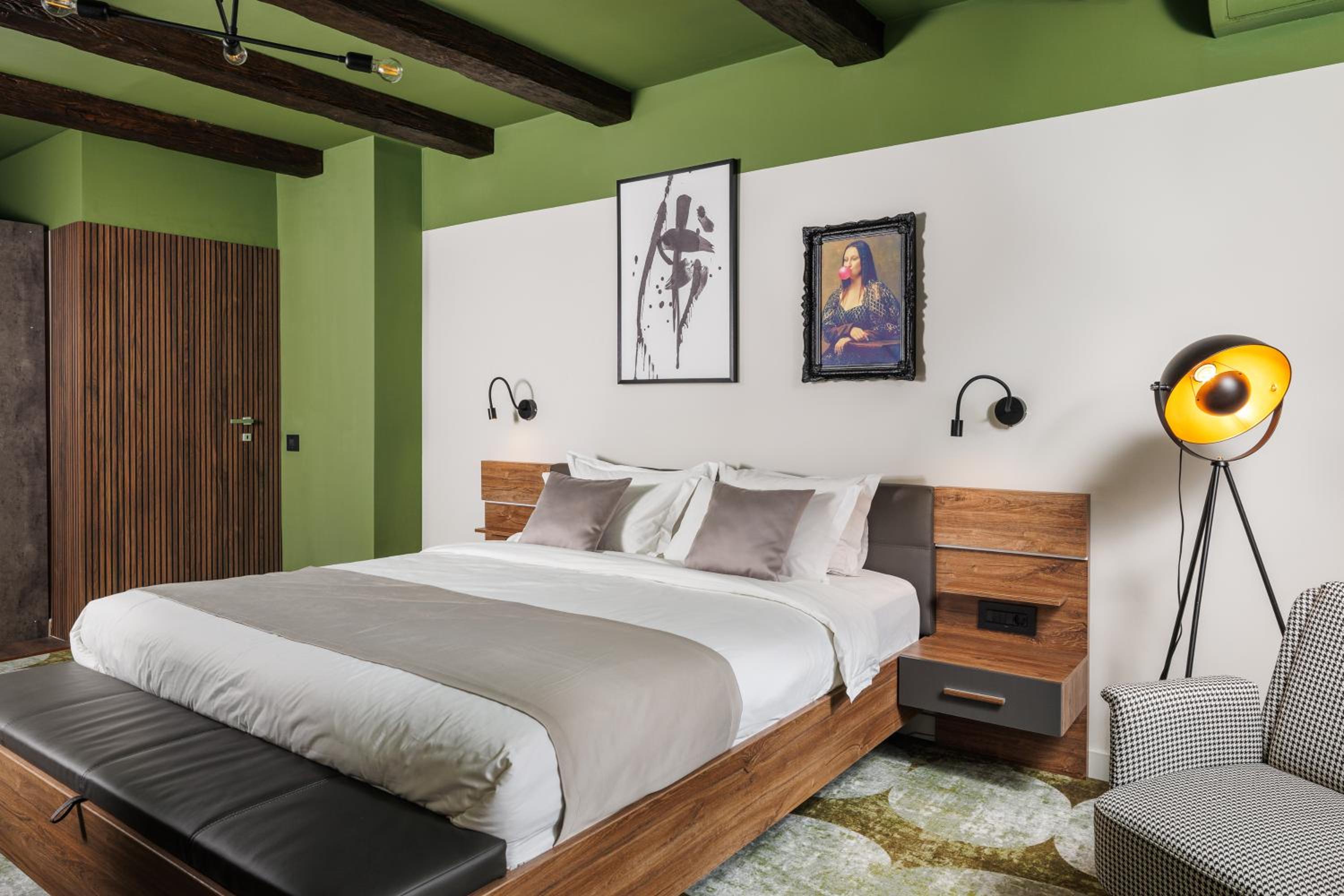 Superior Suite - Photo 9