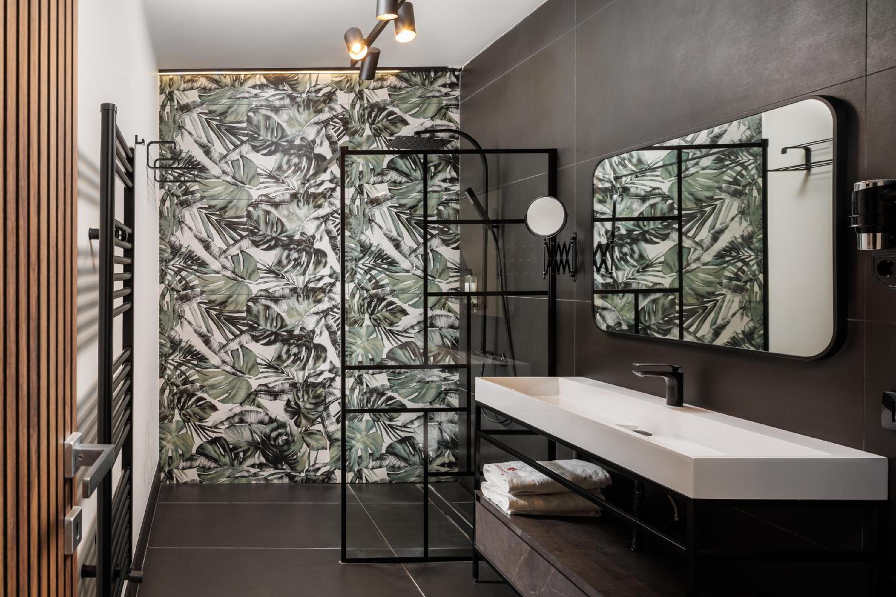 Superior Suite - Photo 11