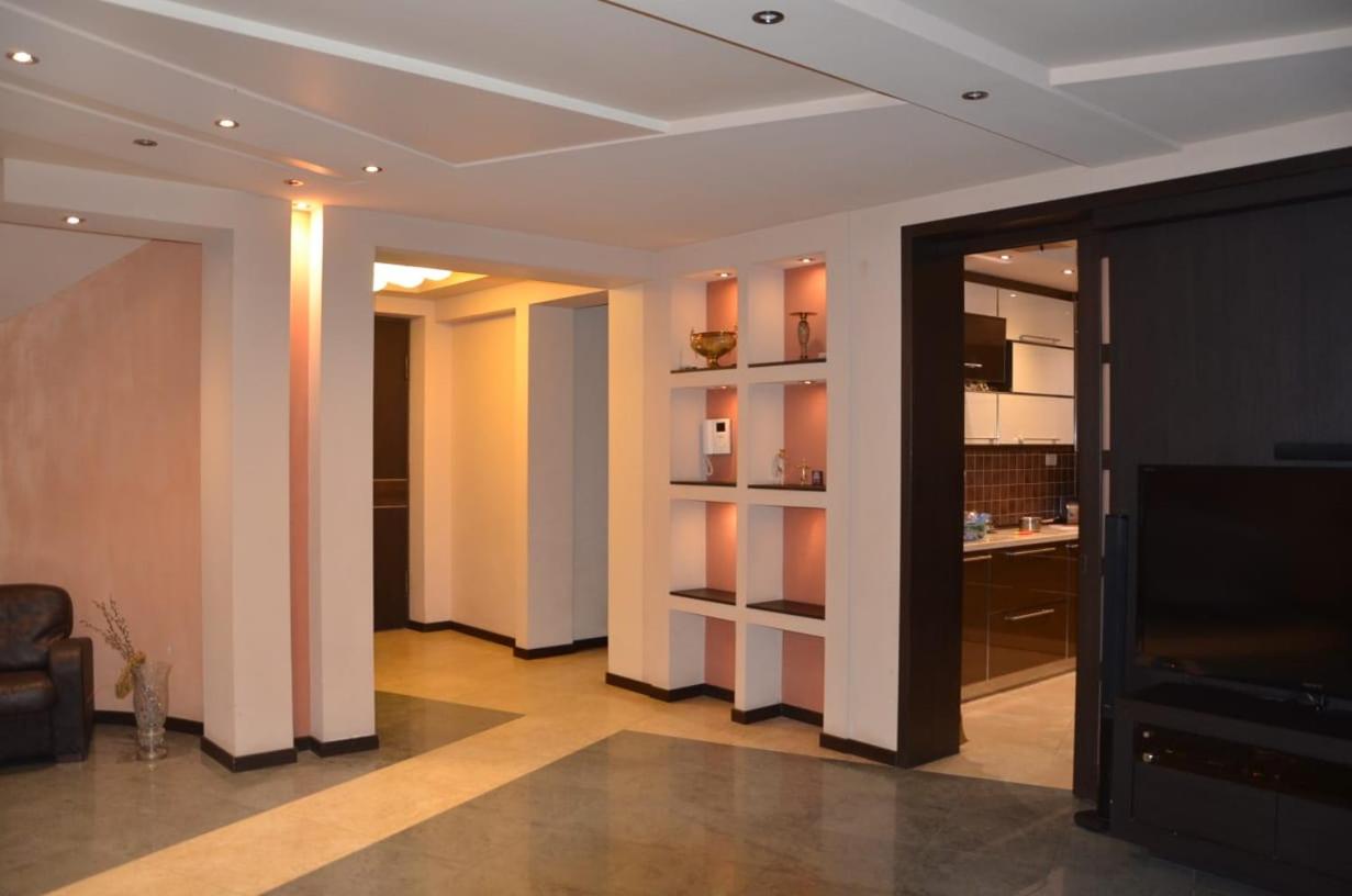 Six-Bedroom House photo 1