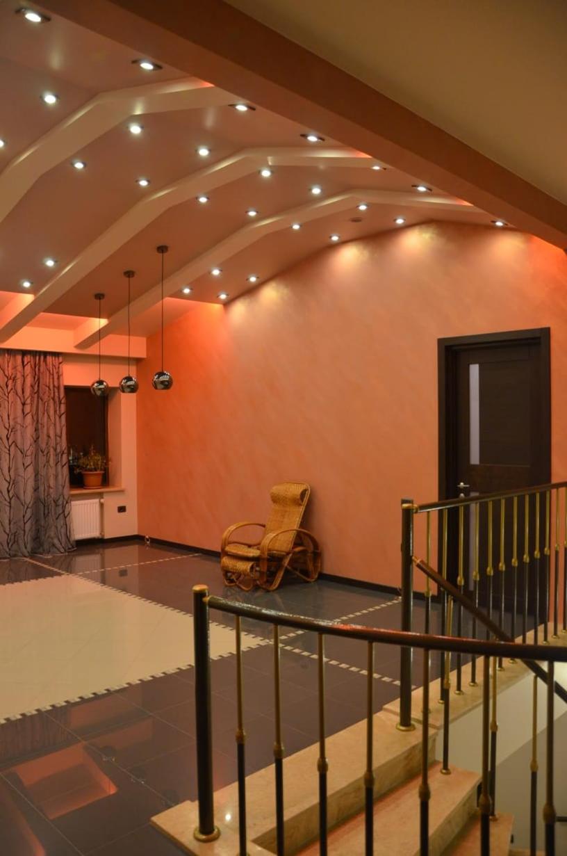 Six-Bedroom House photo 3