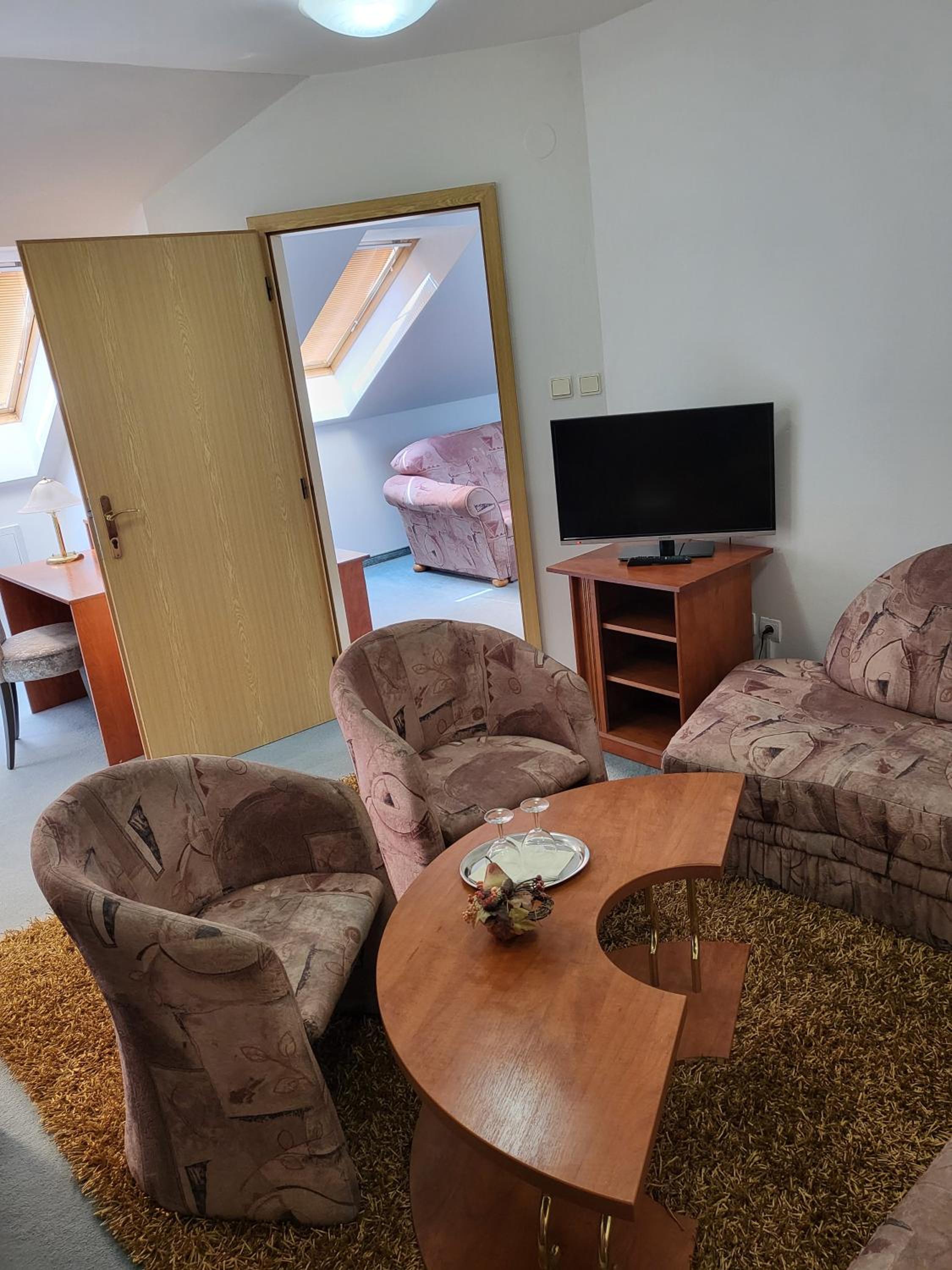 One-Bedroom Apartment photo 1